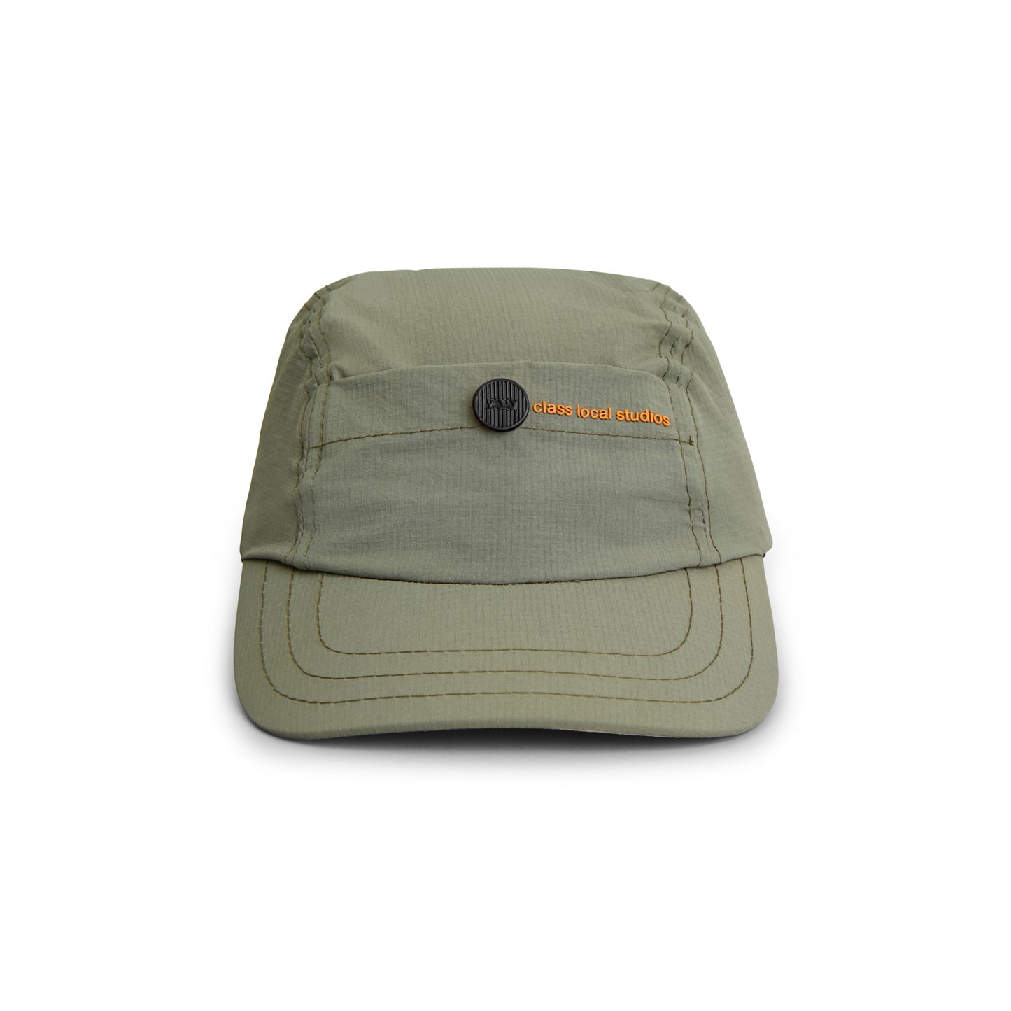 Boné esportivo de 6 painéis verde-oliva com aba curva e patch na frente.