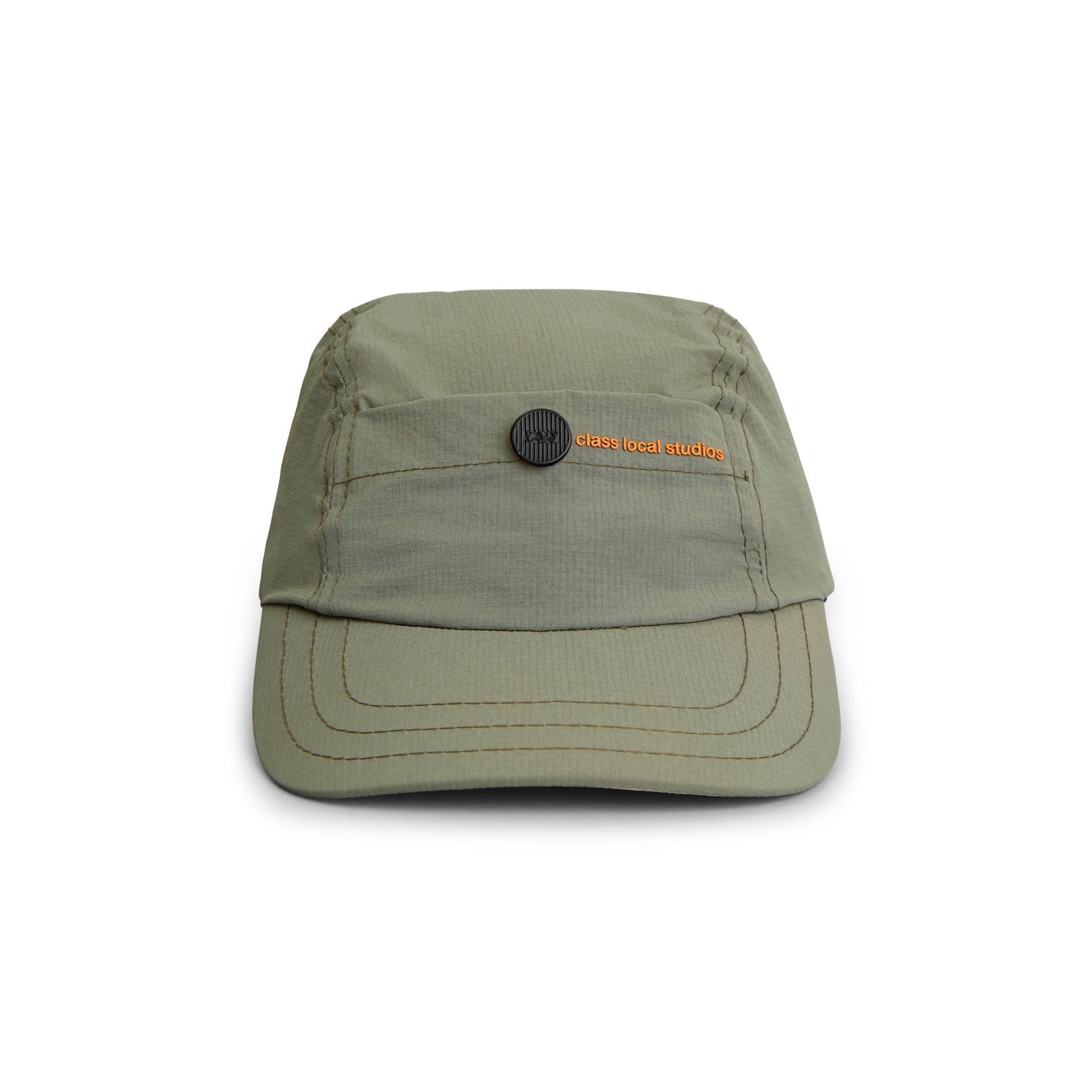 Boné esportivo de 6 painéis verde-oliva com aba curva e patch na frente.