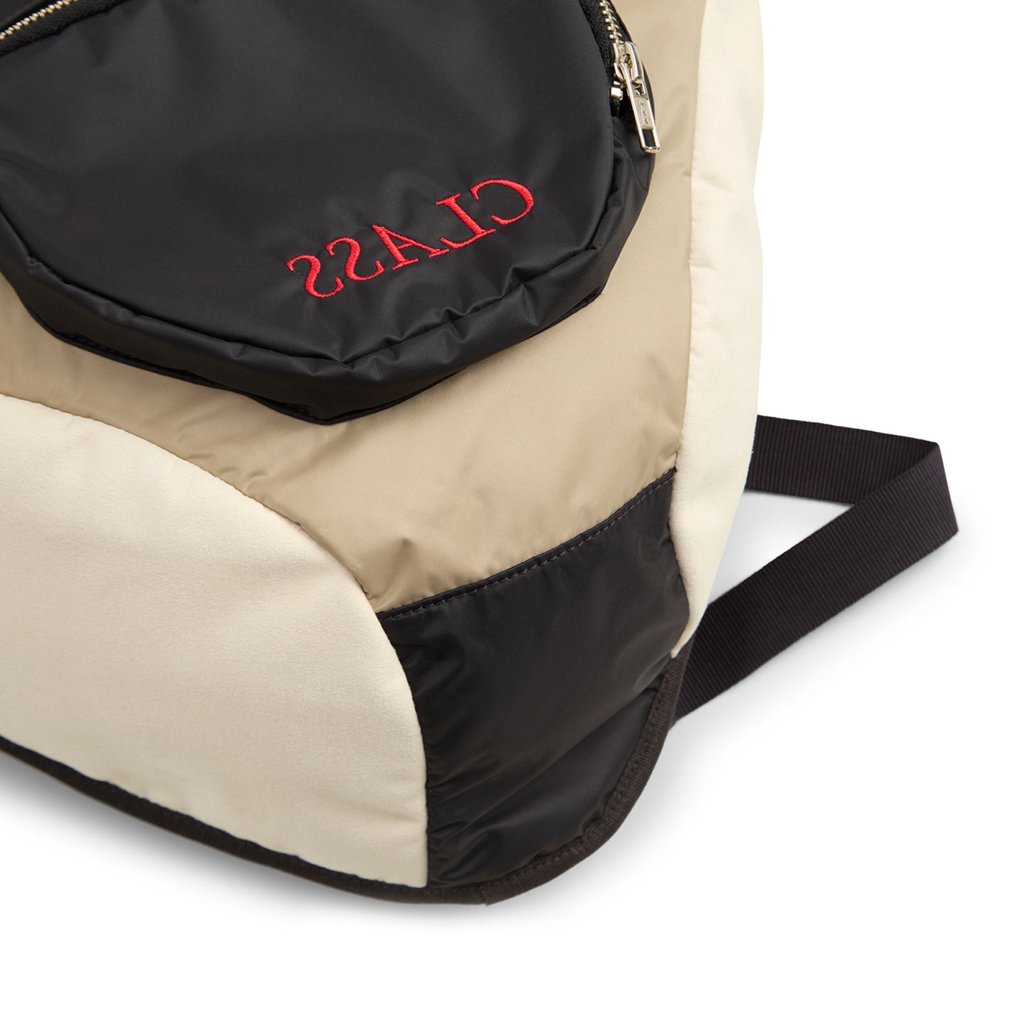 Bolsa sling off-white com bolso frontal preto e zíper, com detalhe em costura