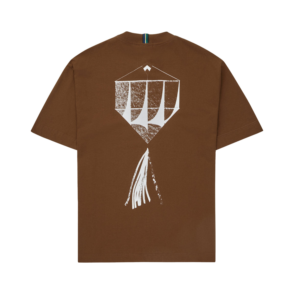 Camiseta marrom com estampa branca nas costas em forma de símbolo e pinceladas.