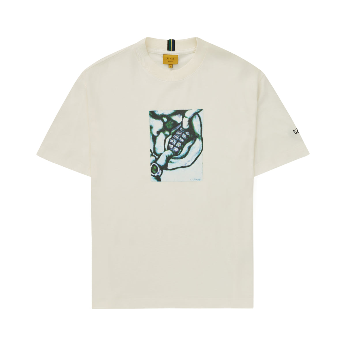 Camiseta off-white com estampa gráfica azul e preta no centro, gola redonda