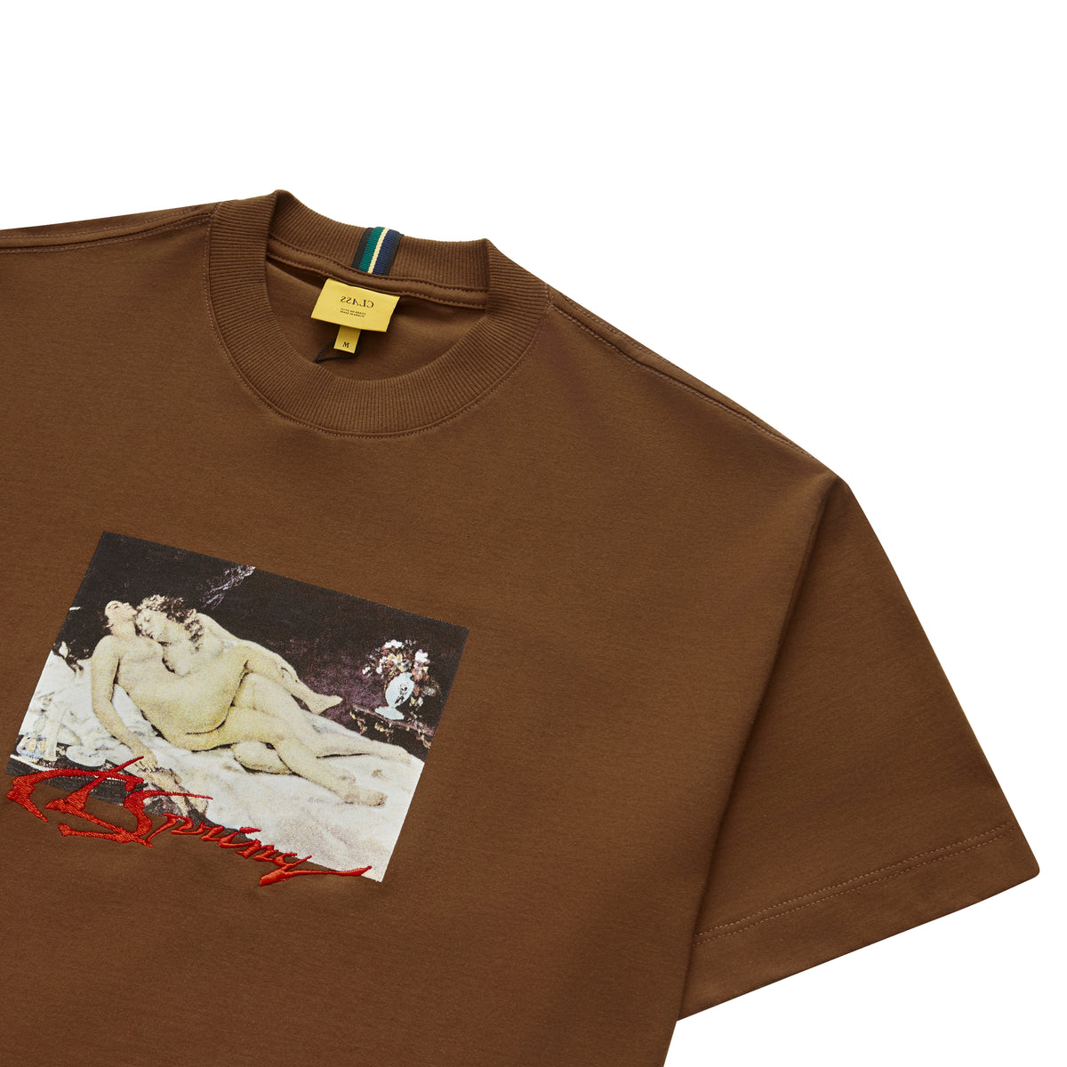 Camiseta marrom com estampa frontal em foto e lettering vermelho