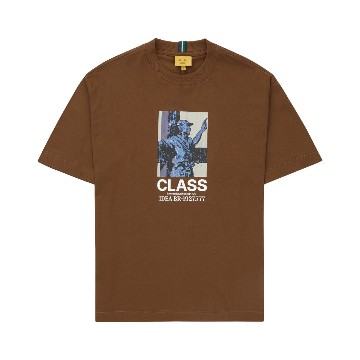 Camiseta marrom de manga curta com estampa frontal azul e etiqueta na gola