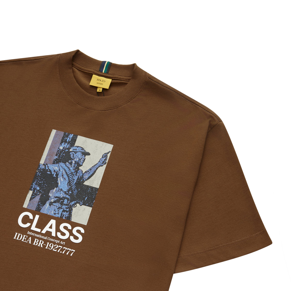 Camiseta marrom com estampa frontal azul e gola careca