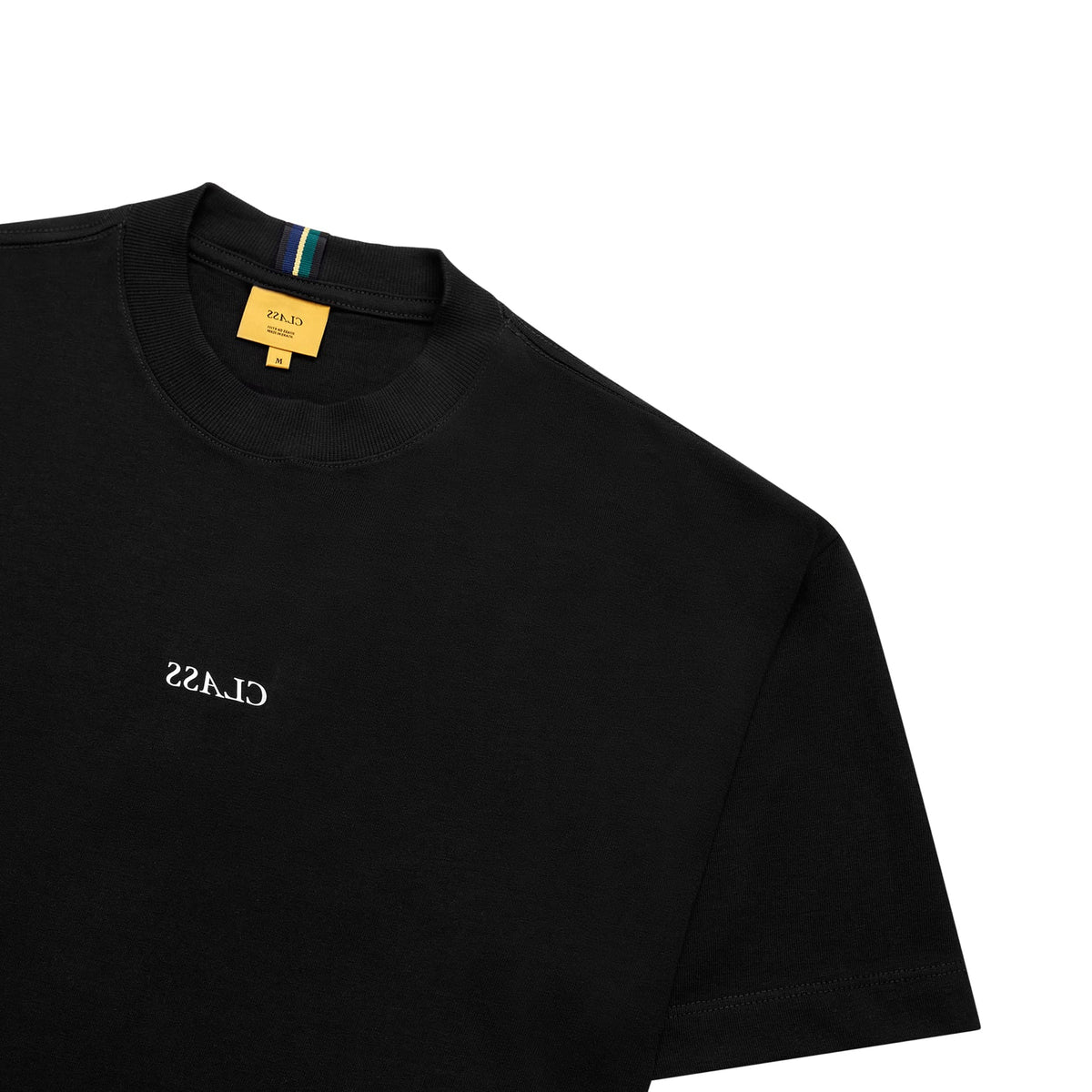 Camiseta premium preta com gola careca e logo discreto na frente