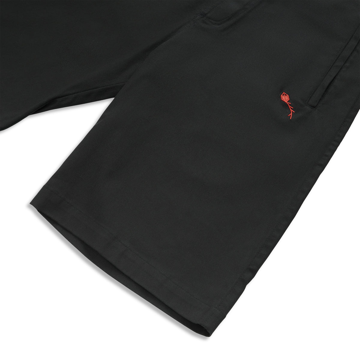 Bermuda preta com logo bordado vermelho e bolso frontal discreto