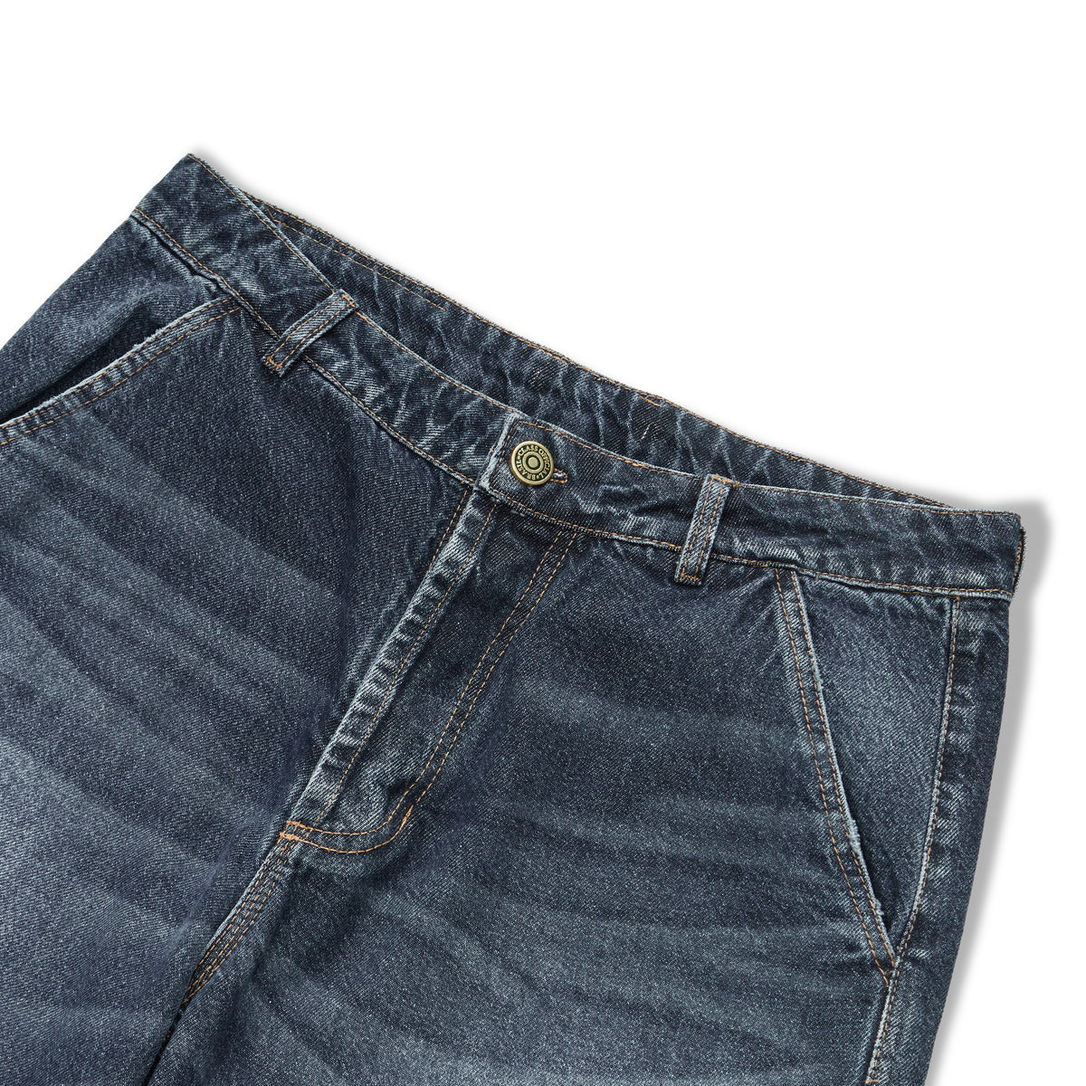 Jeans azul escuro com cintura e bolsos frontais, com desgaste sutil no tecido