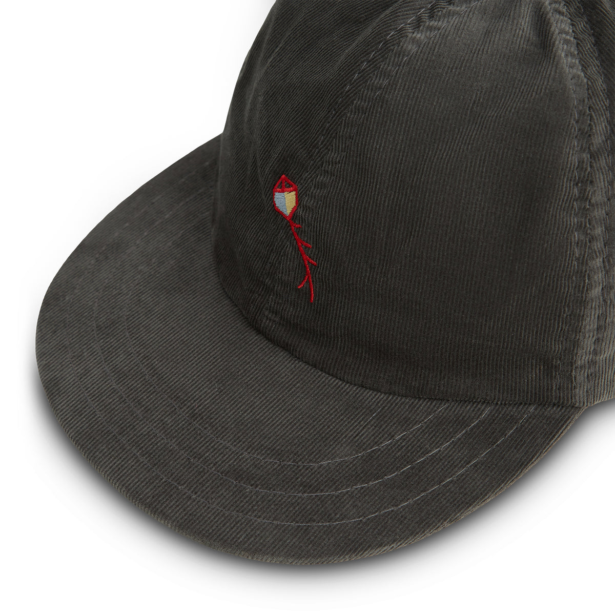 Boné de corduroy cinza com bordado vermelho e logotipo em patch na frente