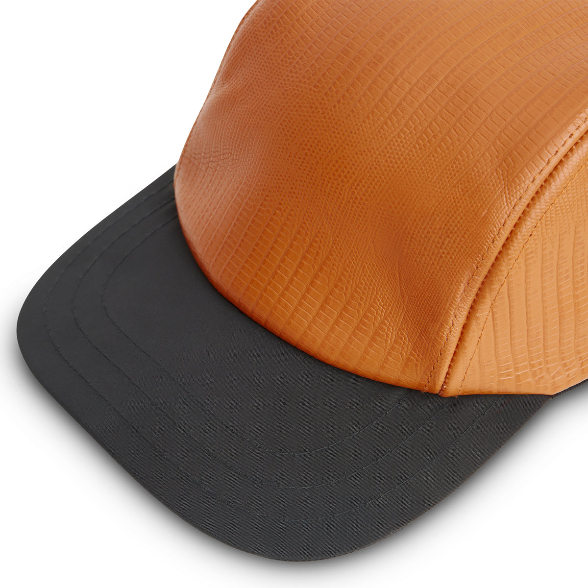 Boné de couro laranja com faixa preta e aba curva
