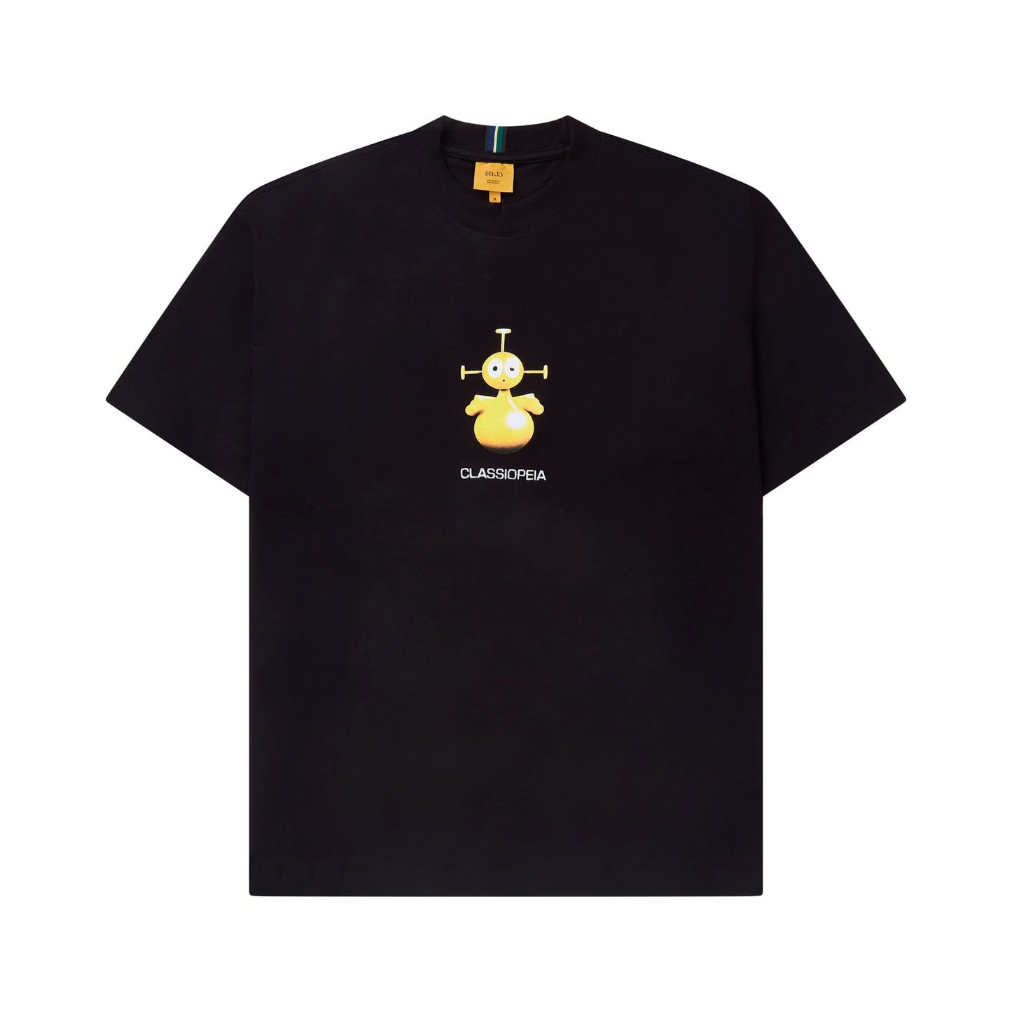Camiseta preta com estampa do personagem CLASSOPEIA no peito