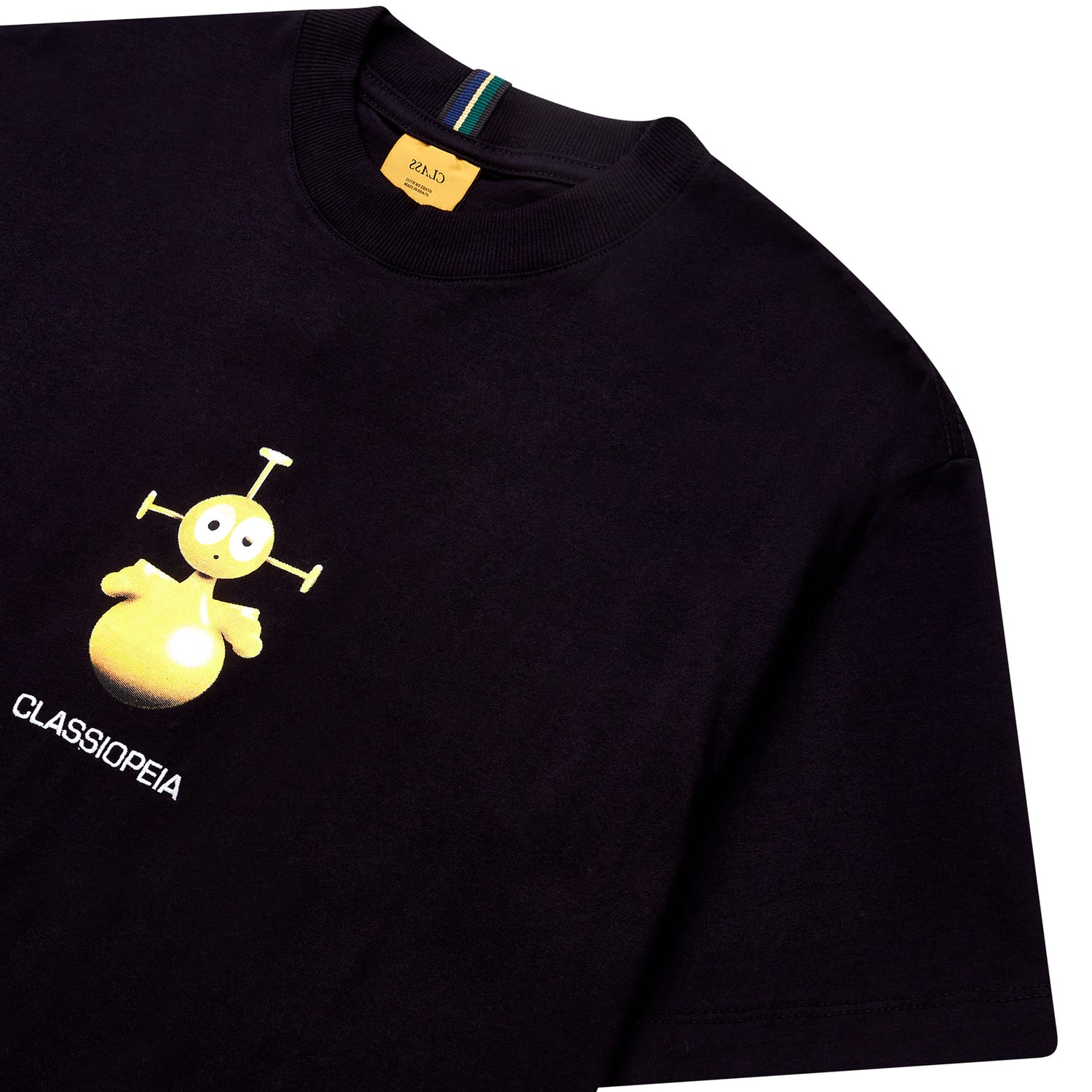 Camiseta preta com estampa amarela do CLASSOPEIA e gola canelada