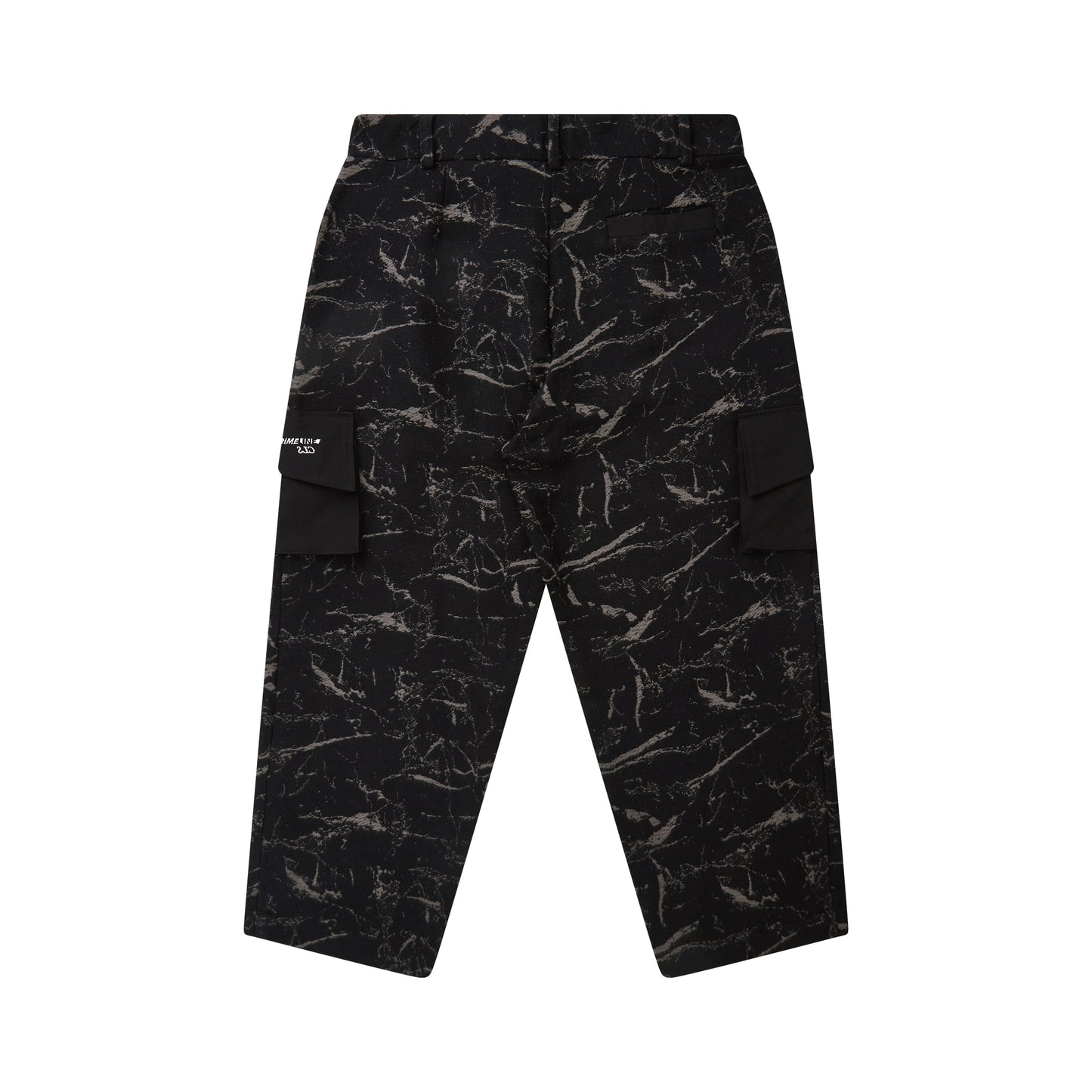 Calça cargo preta escura com estampa marmorizada e bolsos laterais