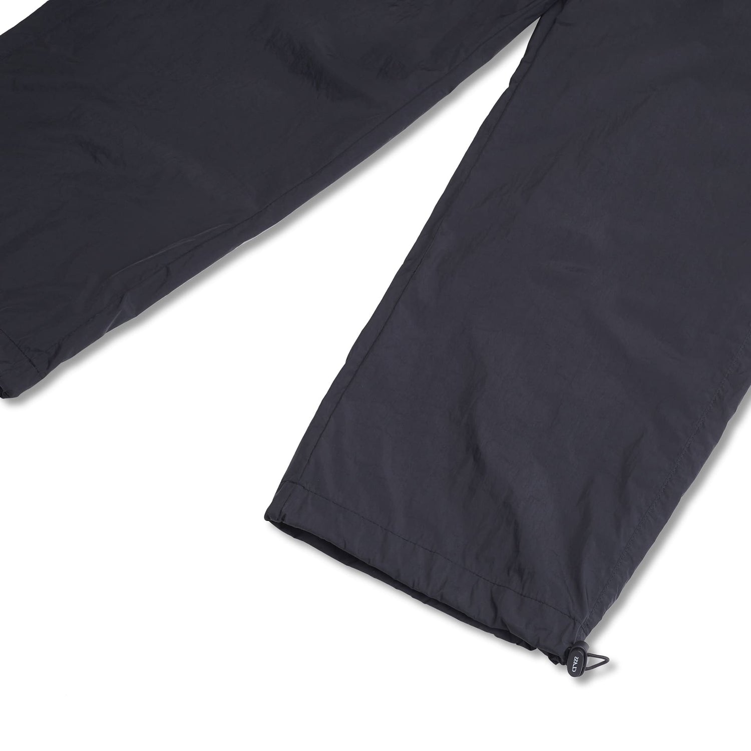Calça PIPA escura: barra com elástico e ilhós na bainha.