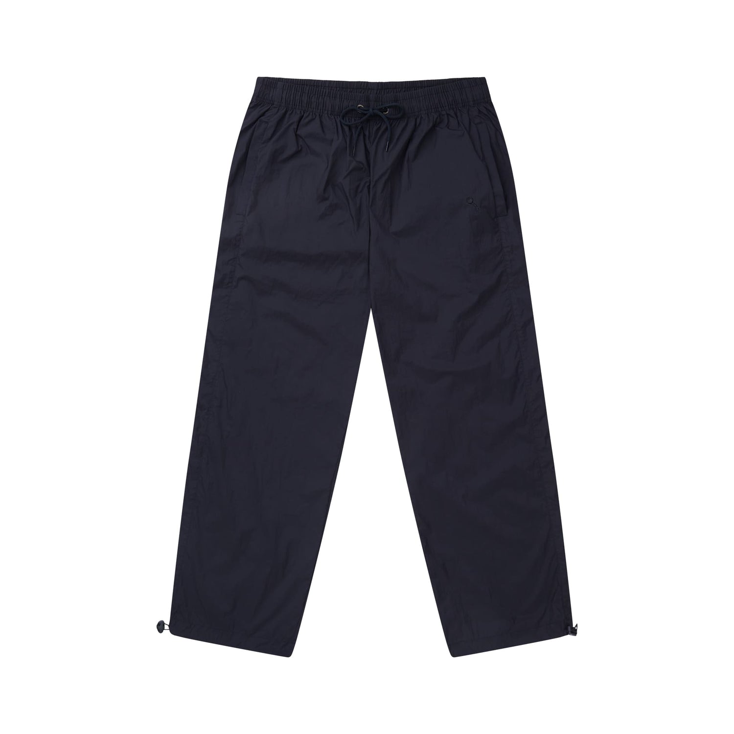 Calça PIPA escura com cós elástico, cordão ajustável e barra com ilhós.