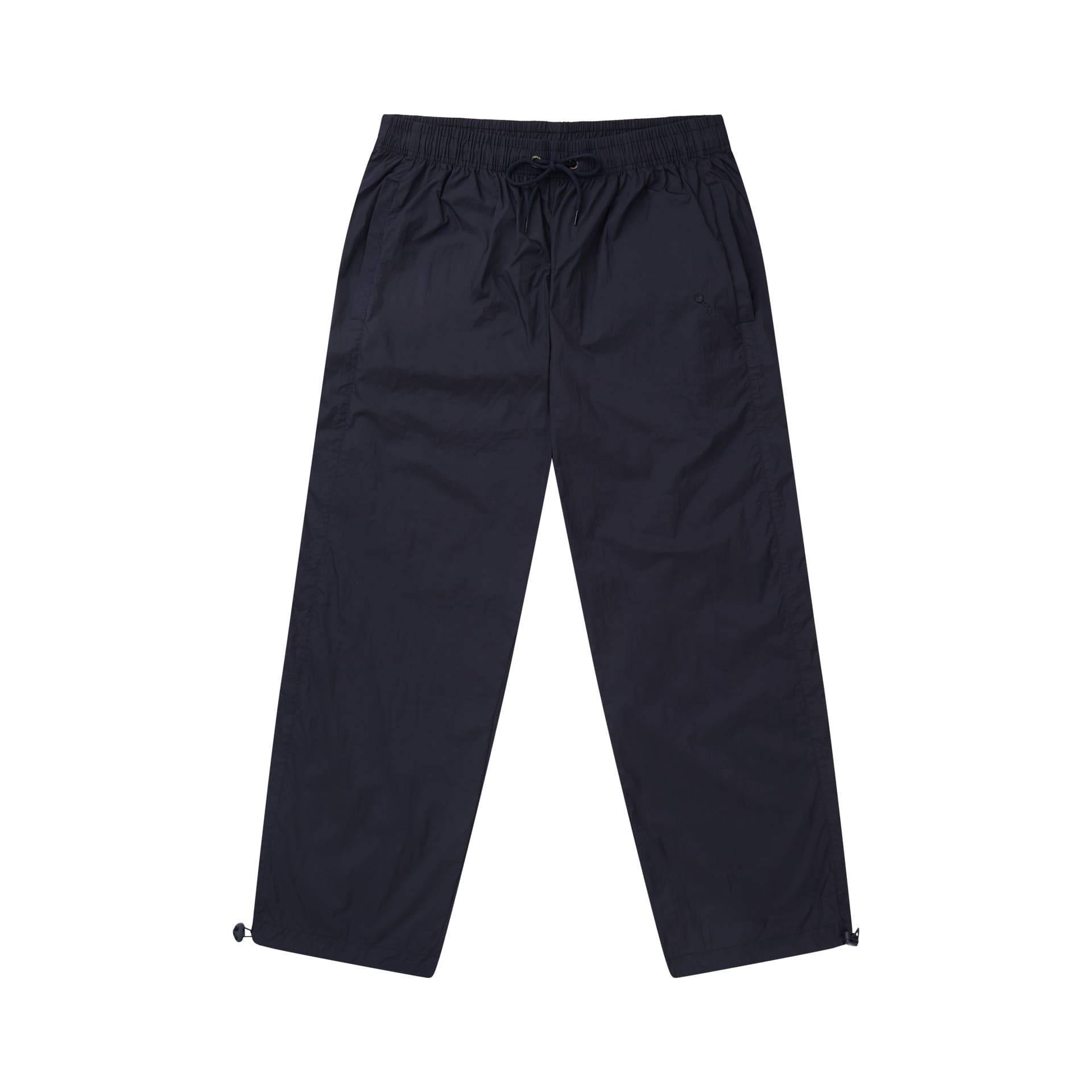 Calça PIPA escura com cós elástico, cordão ajustável e barra com ilhós.