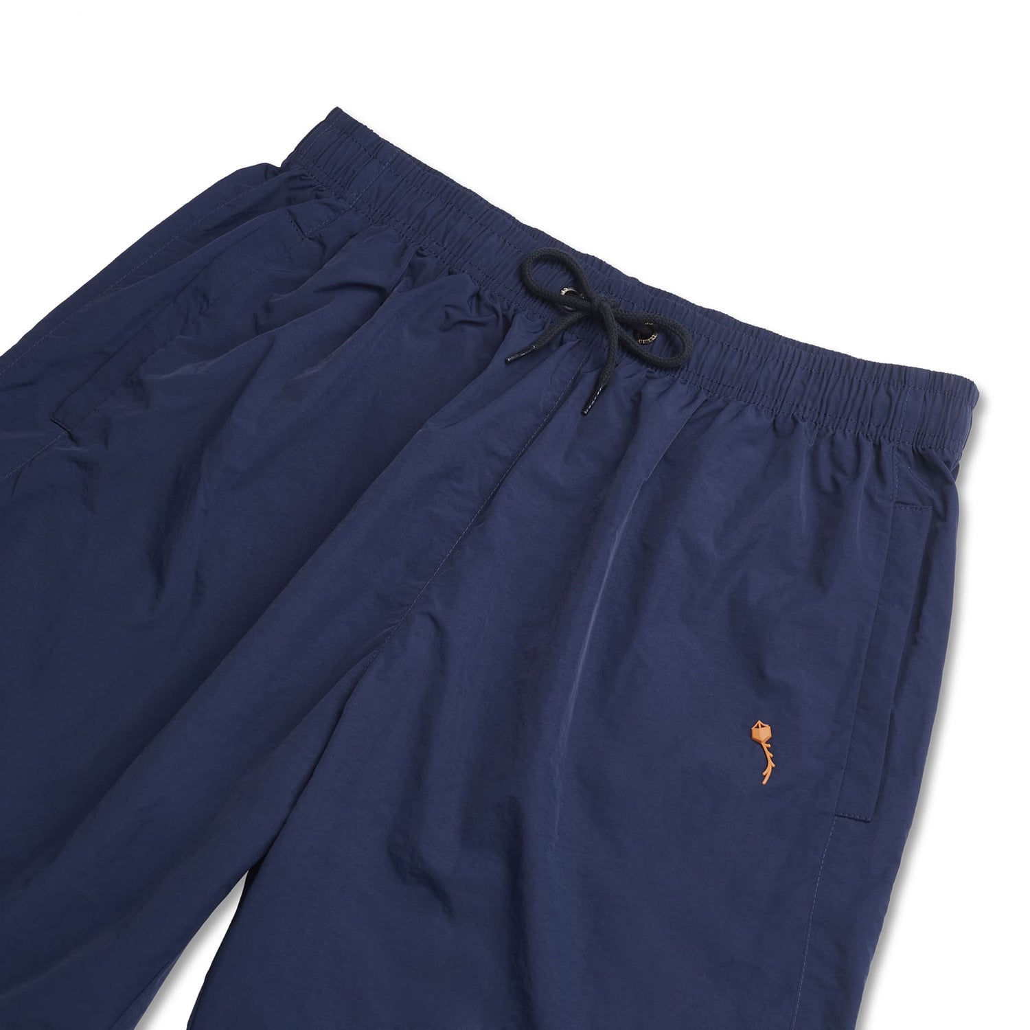 Calça azul-marinho Pipa com cós elástico e cordões frontais, detalhe de logo