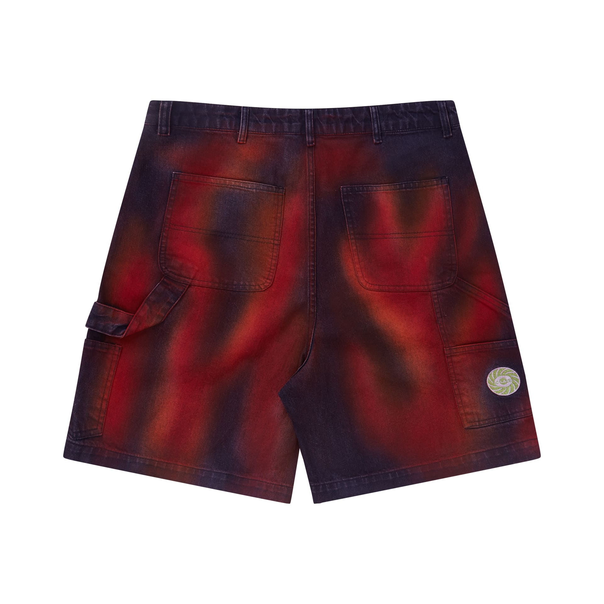 Shorts jeans carpenter escuro com bolsos cargo, estampa vermelha e etiqueta circular lateral