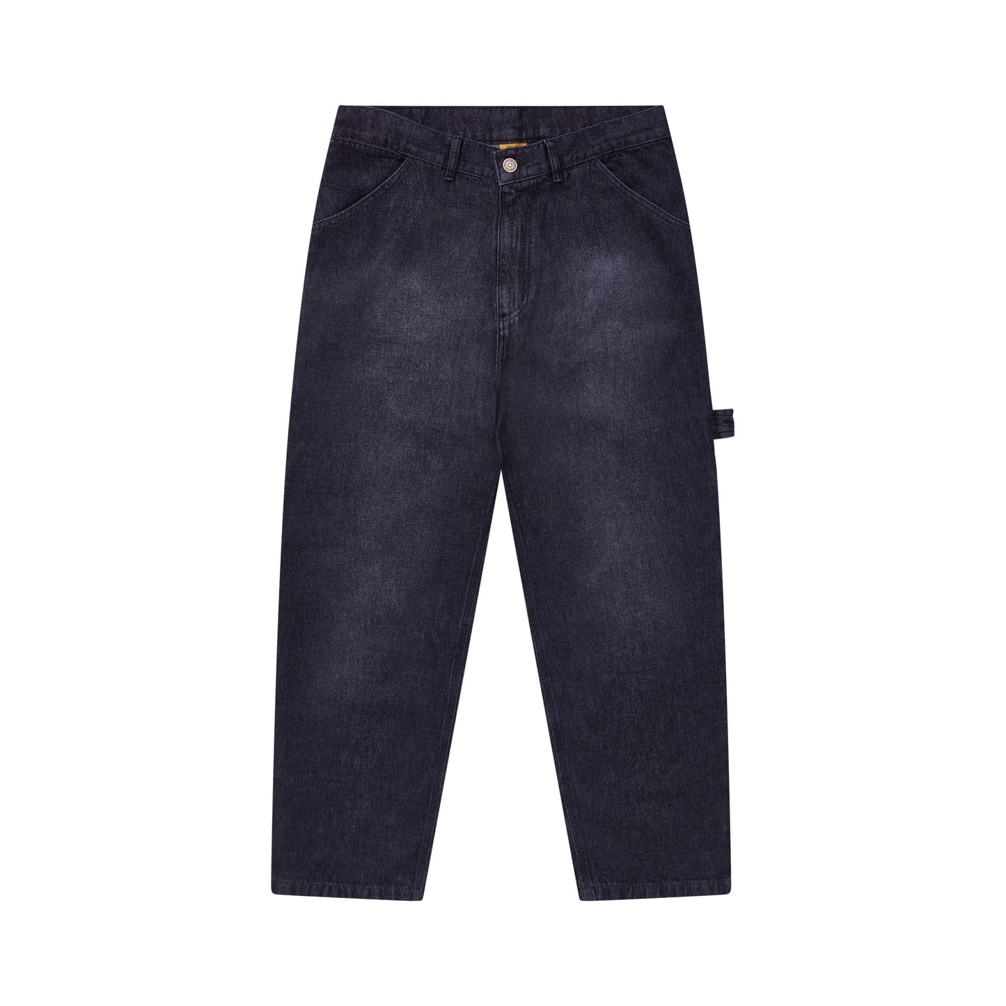 Calça jeans carpinteiro preta desbotada, bolsos cargo e etiqueta bordô na lateral.