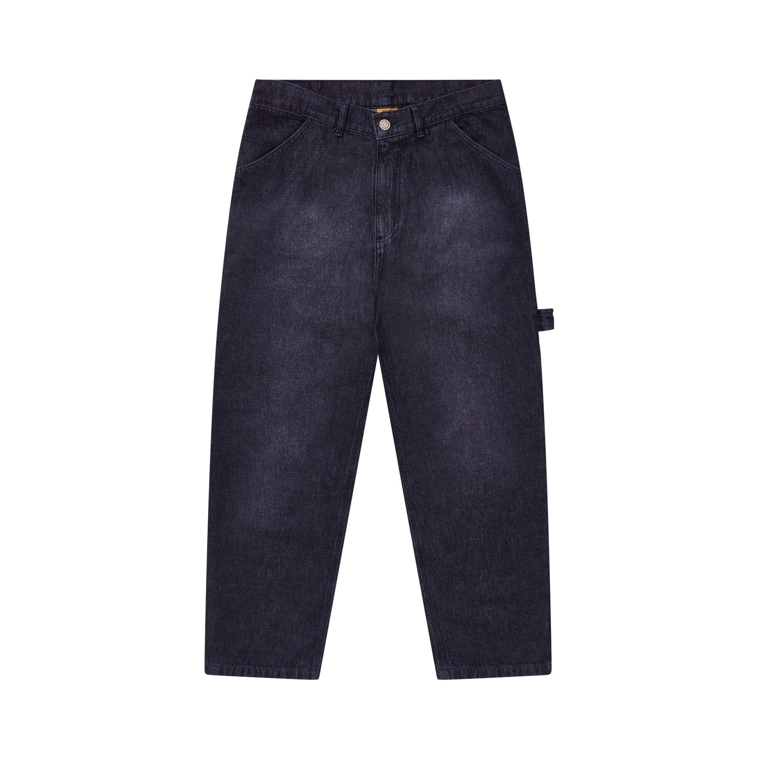 Calça jeans carpinteiro preta desbotada, bolsos cargo e etiqueta bordô na lateral.