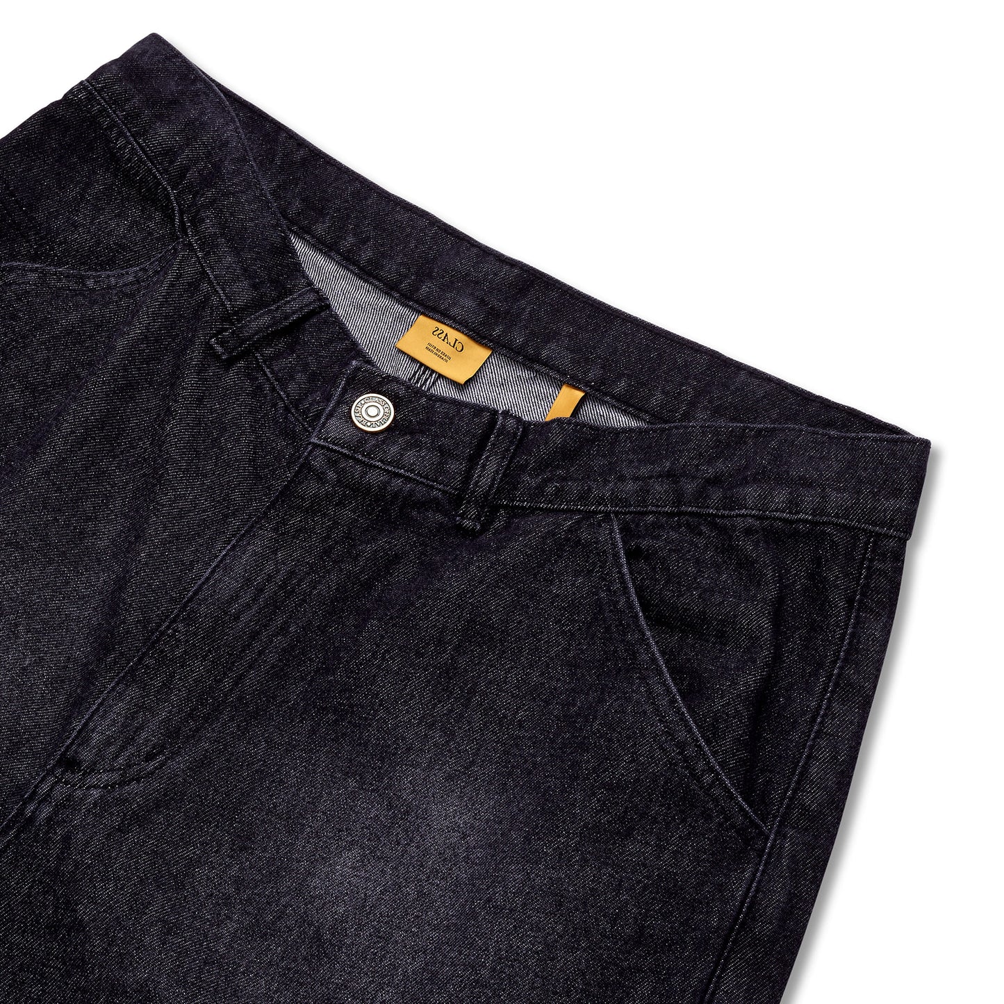 Calça jeans preta desbotada com cós alto, etiqueta interna e botão metálico na frente.