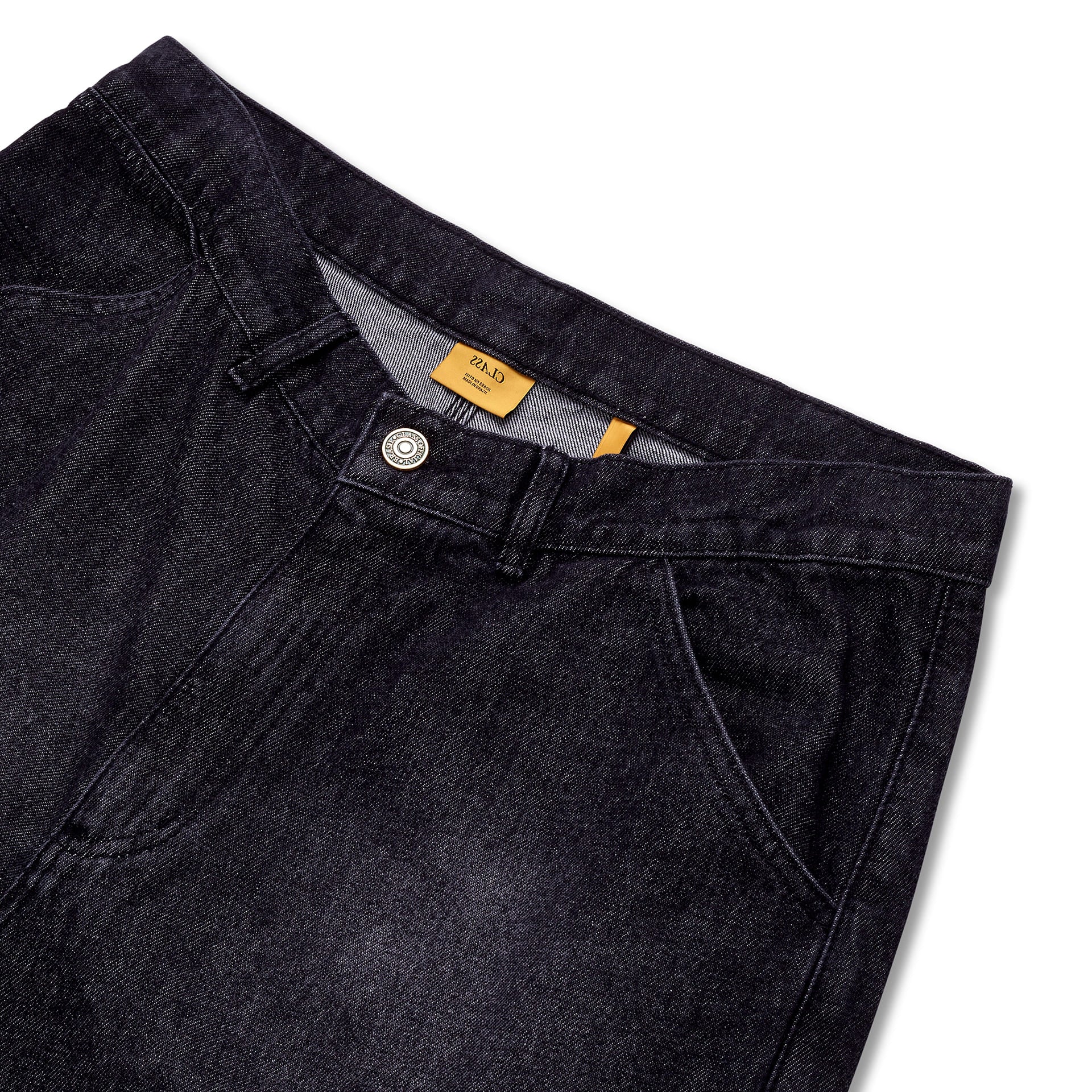 Calça jeans preta desbotada com cós alto, etiqueta interna e botão metálico na frente.