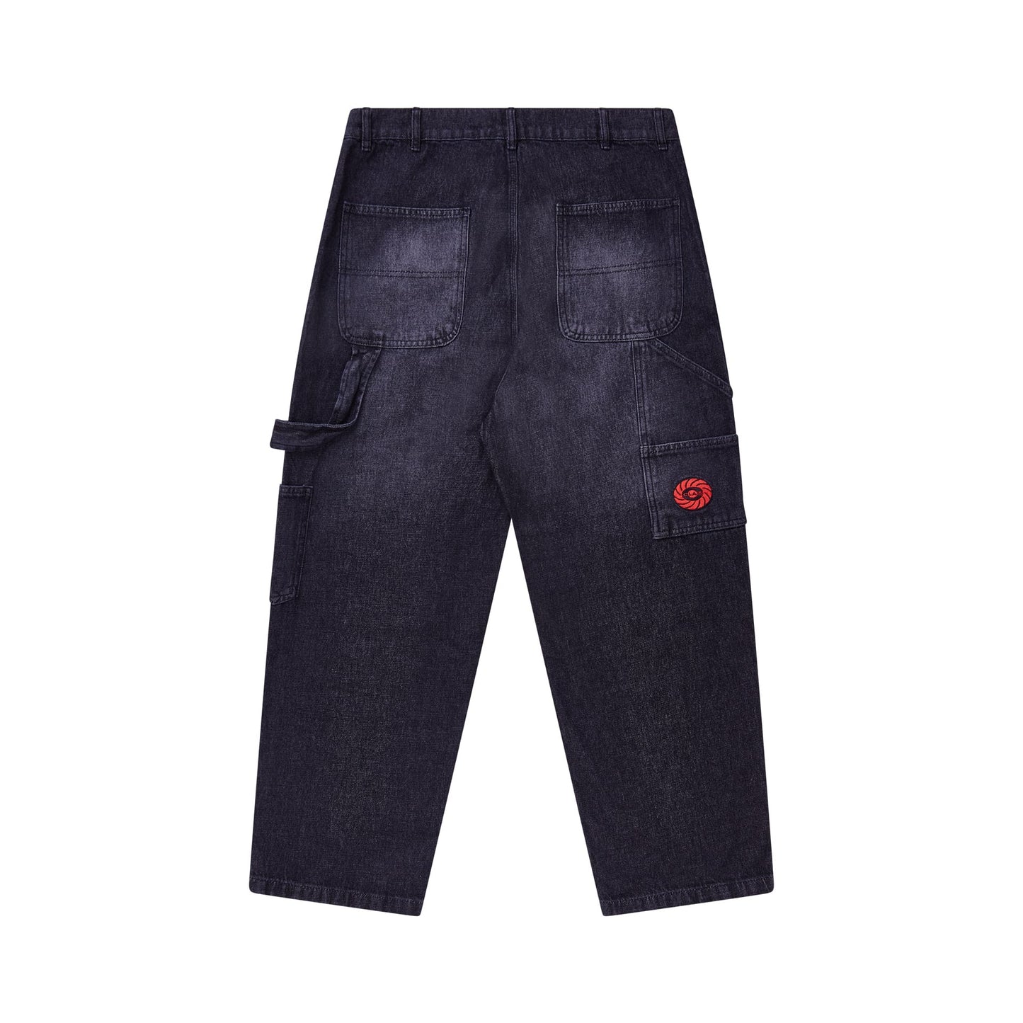 Calça jeans carpinteiro preta desbotada com bolsos utilitários e patch vermelho na perna.
