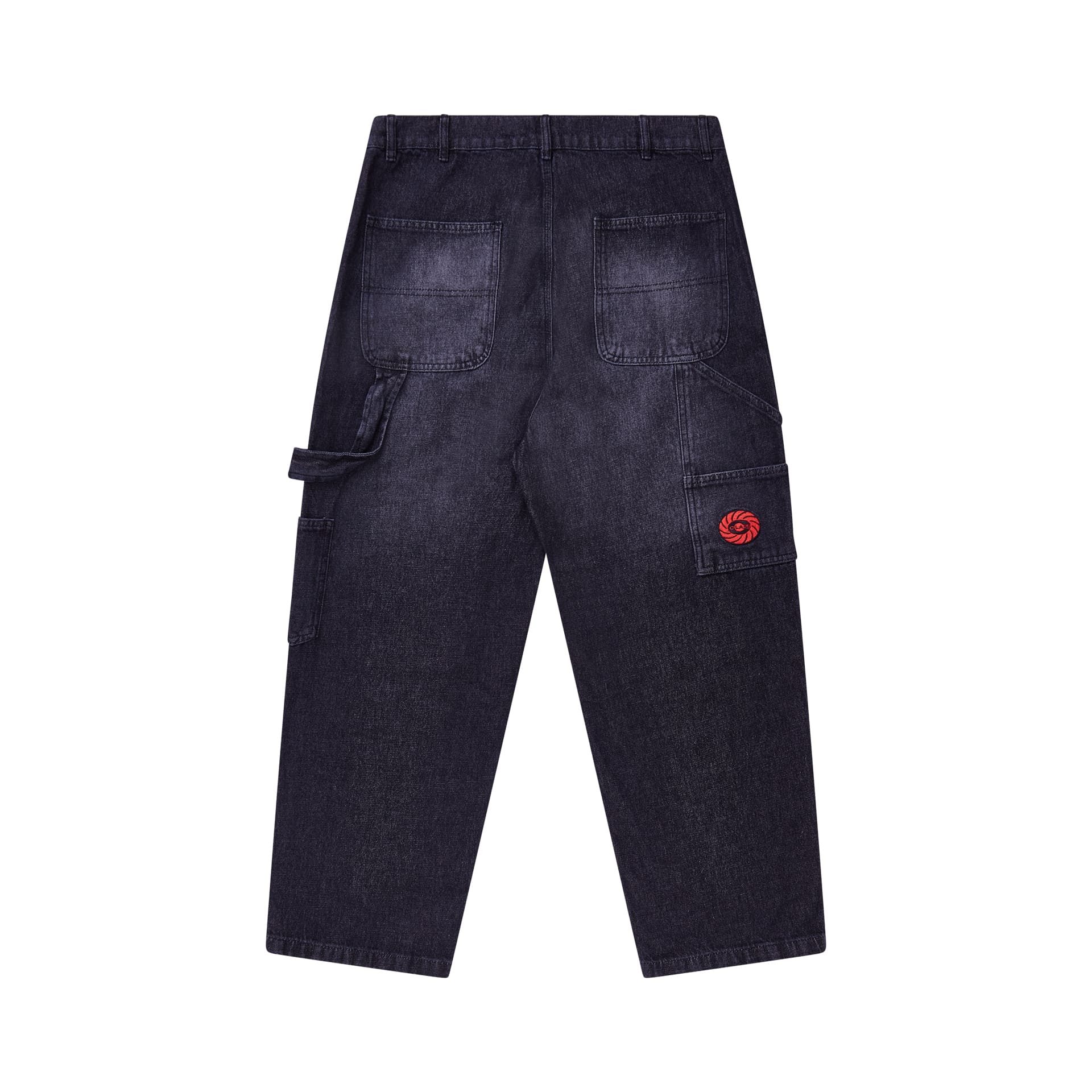 Calça jeans carpinteiro preta desbotada com bolsos utilitários e patch vermelho na perna.