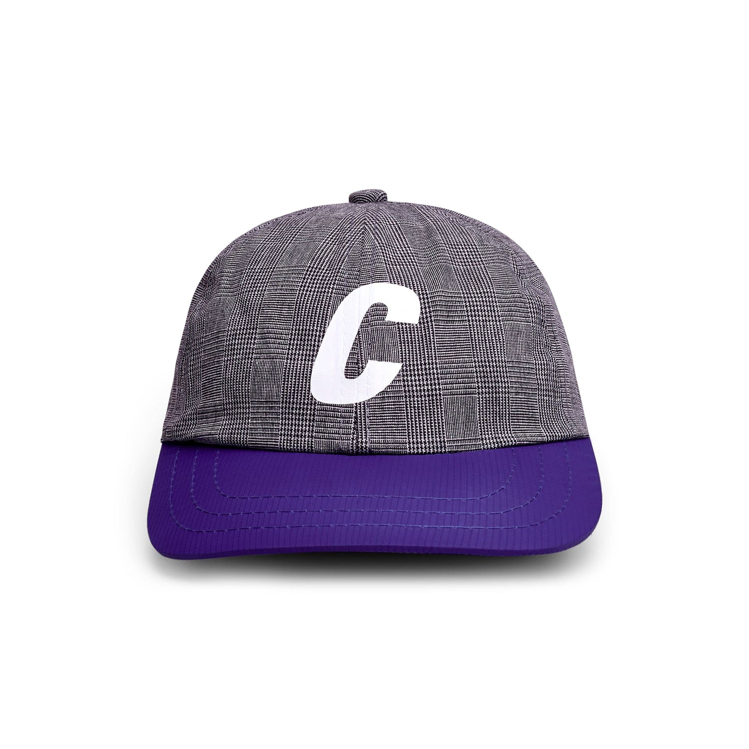 Boné esportivo xadrez cinza com aba azul e logo C branco
