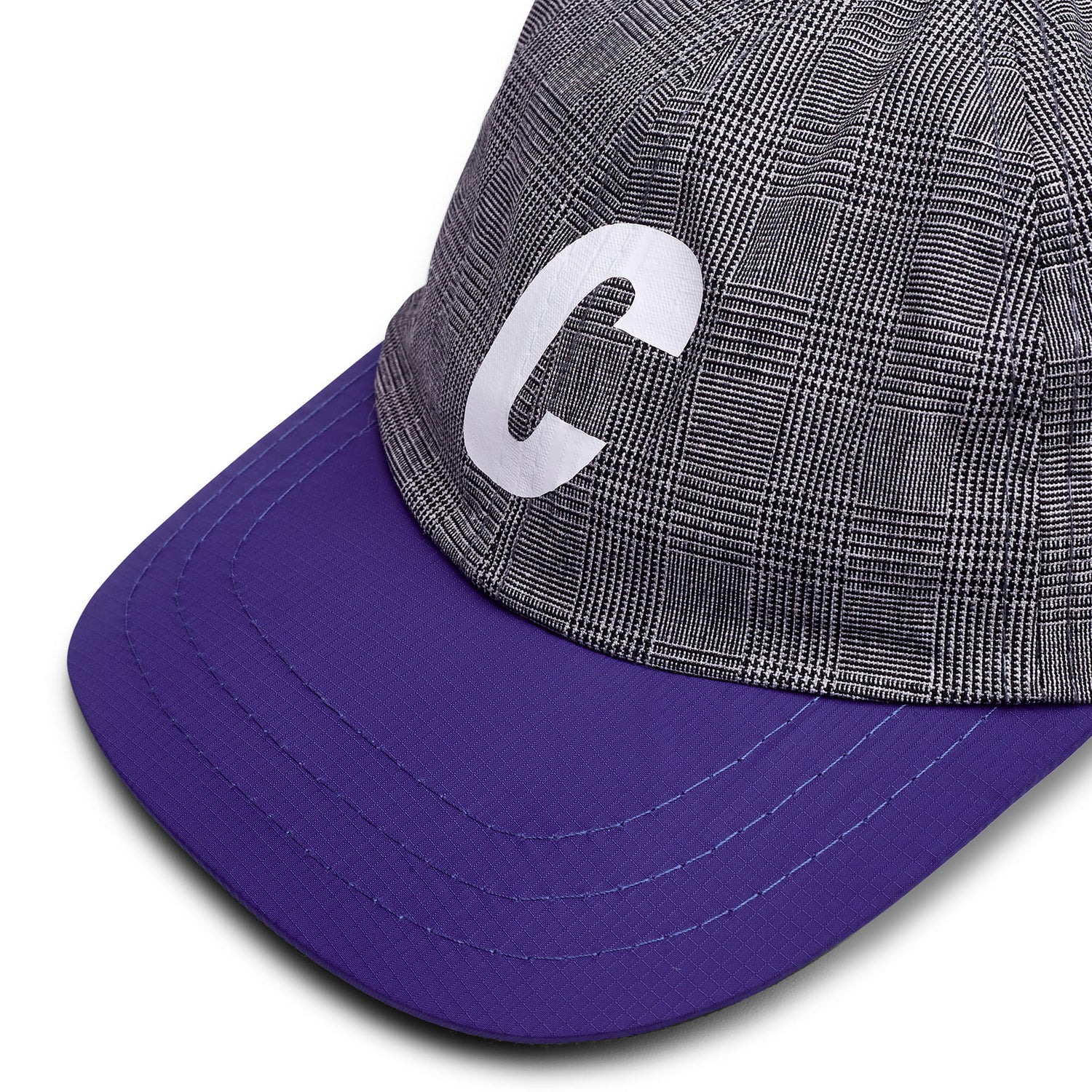 Boné xadrez cinza com aba roxa e logo C branco grande
