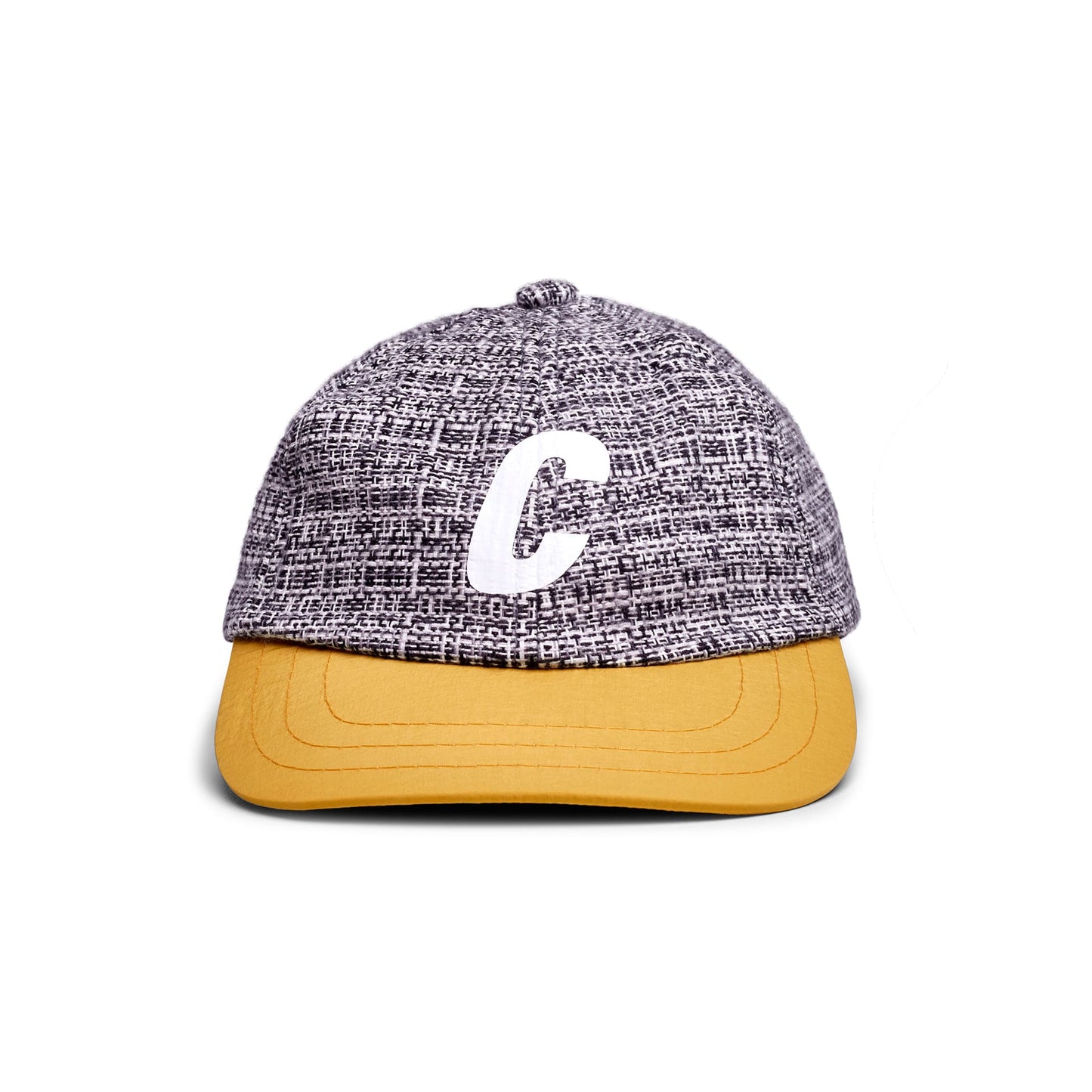 Boné clássico flanela xadrez preto e branco, logo C branco, aba amarela