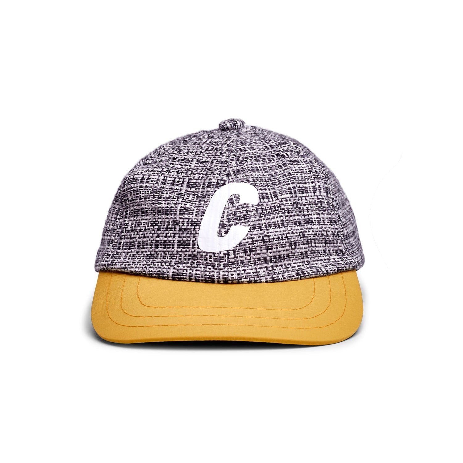 Boné clássico flanela xadrez preto e branco, logo C branco, aba amarela