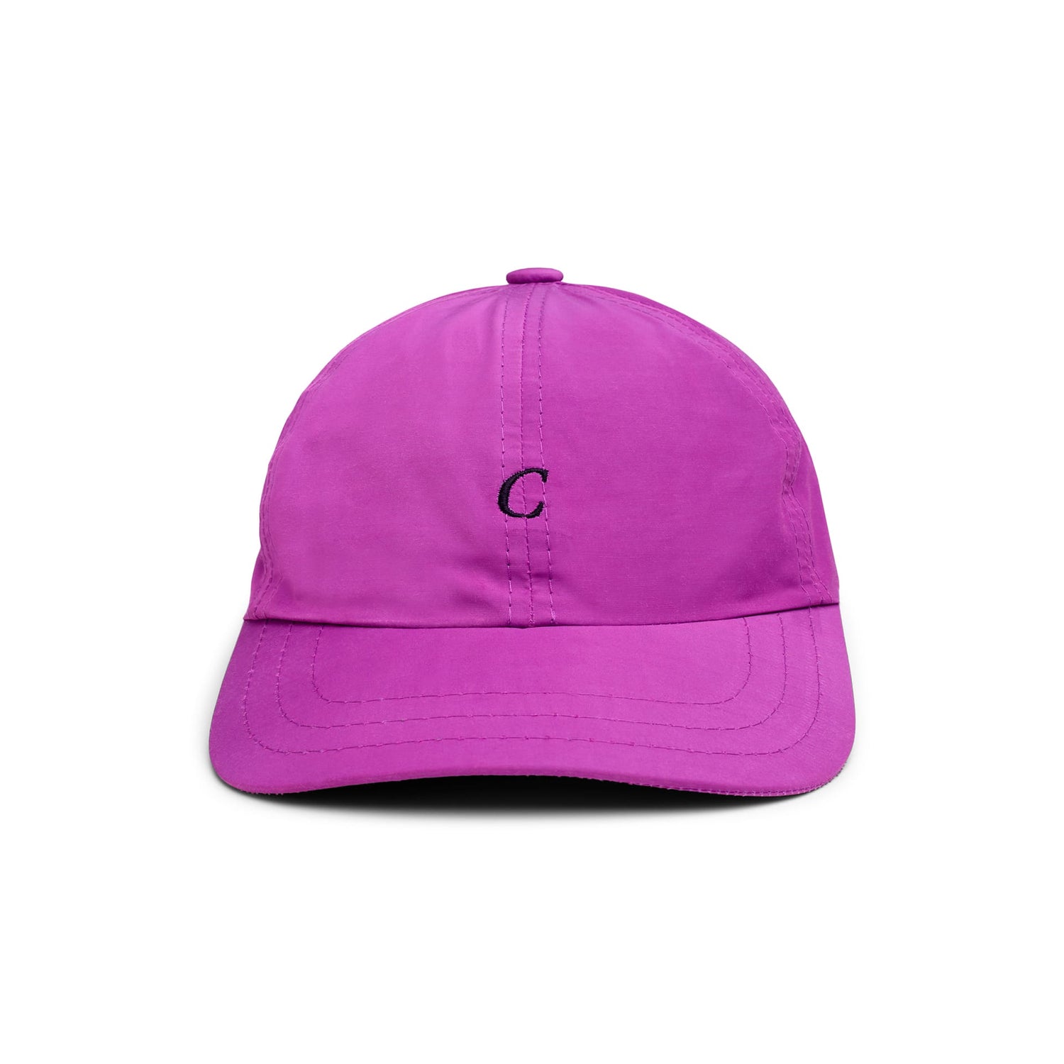 Boné esportivo roxo com bordado da letra C e fecho superior