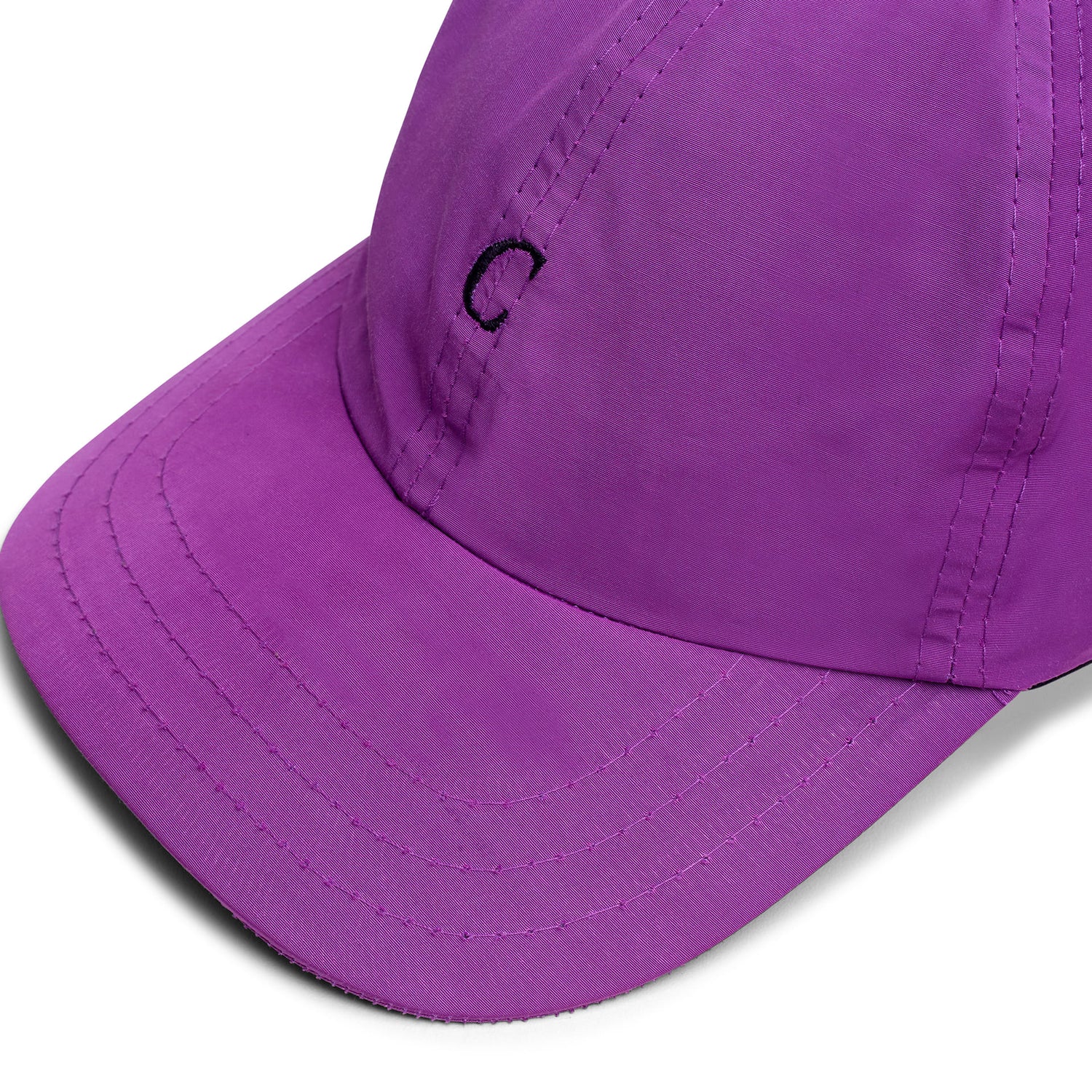 Boné roxo com aba curva e costuras na faixa frontal