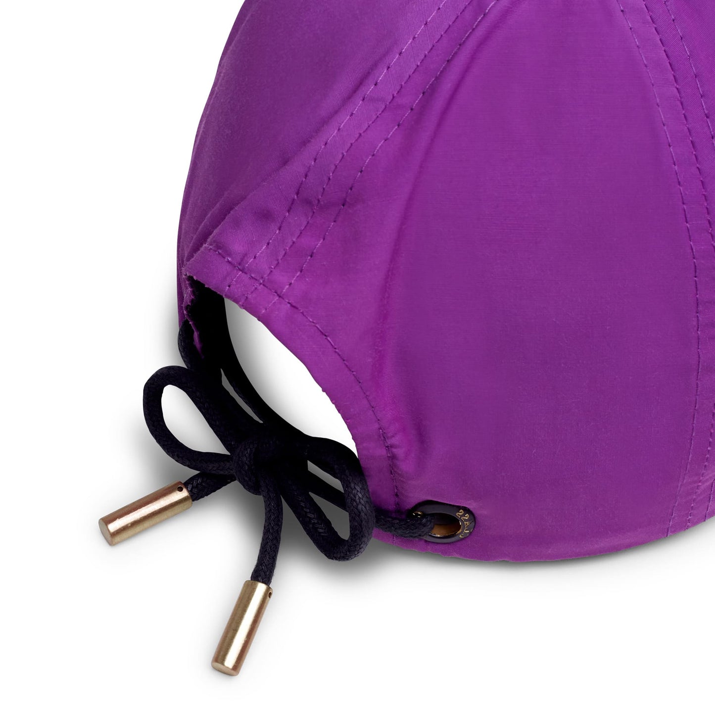 Boné roxo com cordão preto e detalhes metálicos no topo