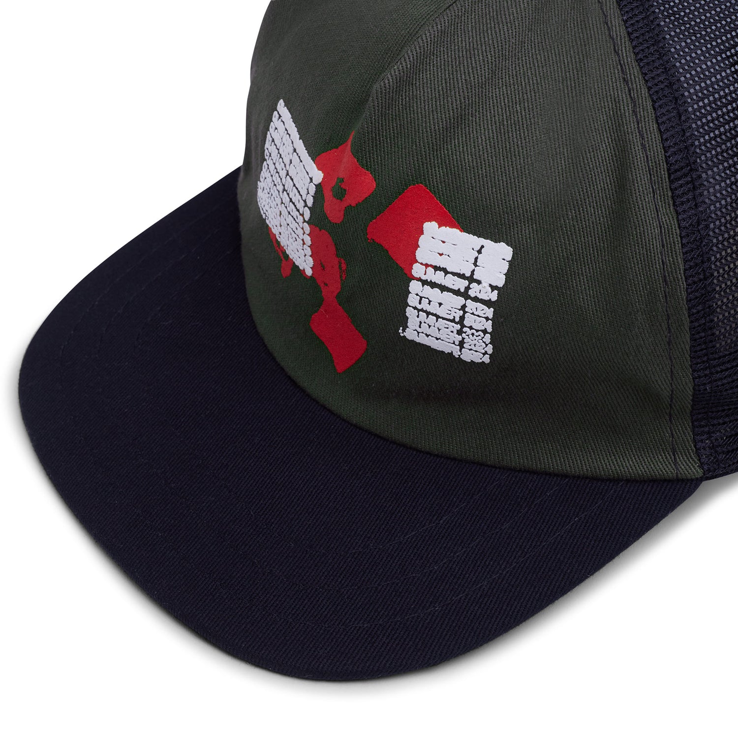 Boné trucker verde com estampa branca e vermelha, aba azul-marinho