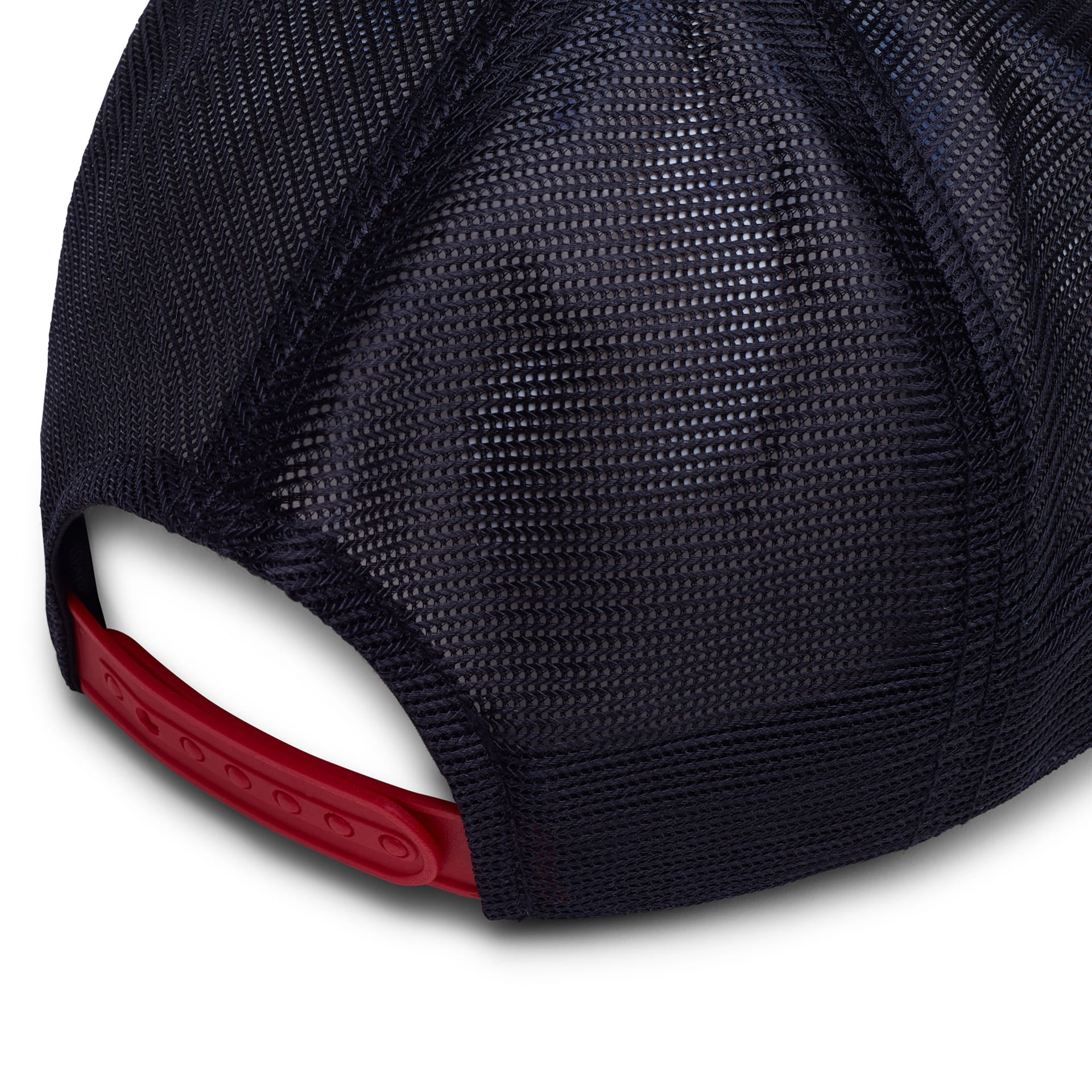 Boné trucker azul escuro: tela traseira e detalhe vermelho na borda