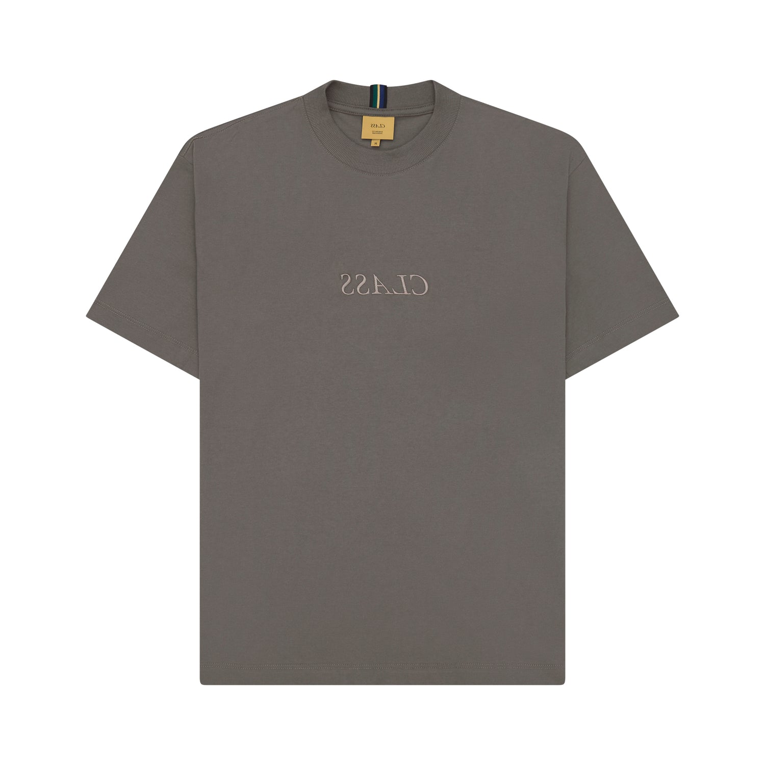 Camiseta cinza-escura com manga curta, gola careca e estampa central discreta