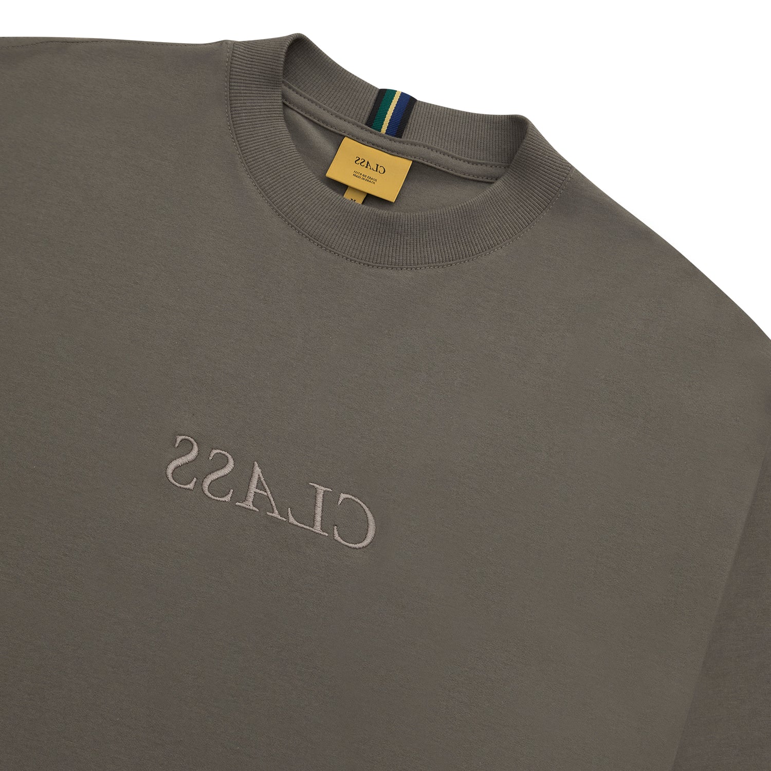 Camiseta cinza-escura com gola careca e estampa pequena no peito; etiqueta na gola