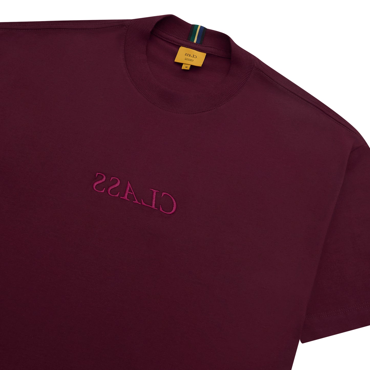 Camiseta burgundy com gola redonda e logo frontal, etiqueta no ombro.