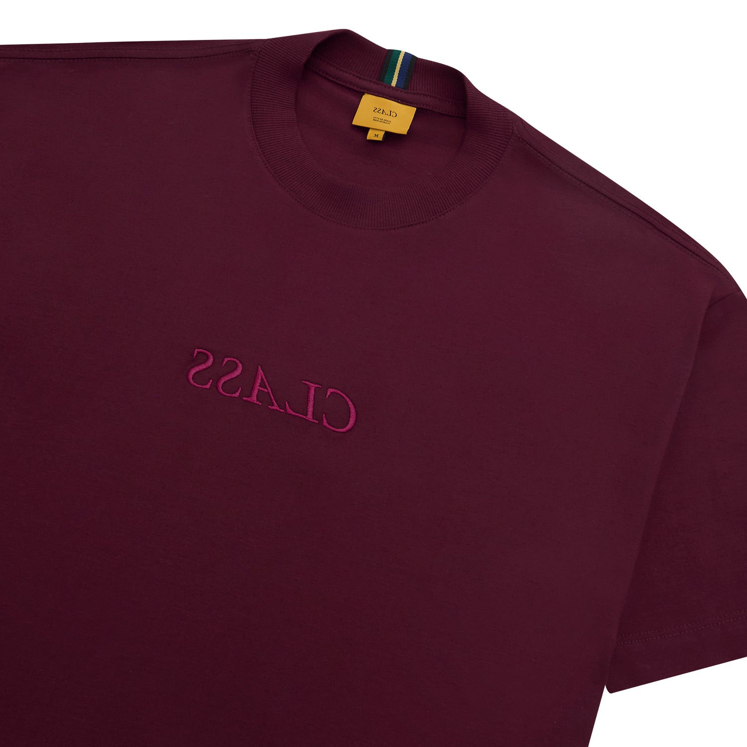 Camiseta burgundy com gola redonda e logo frontal, etiqueta no ombro.