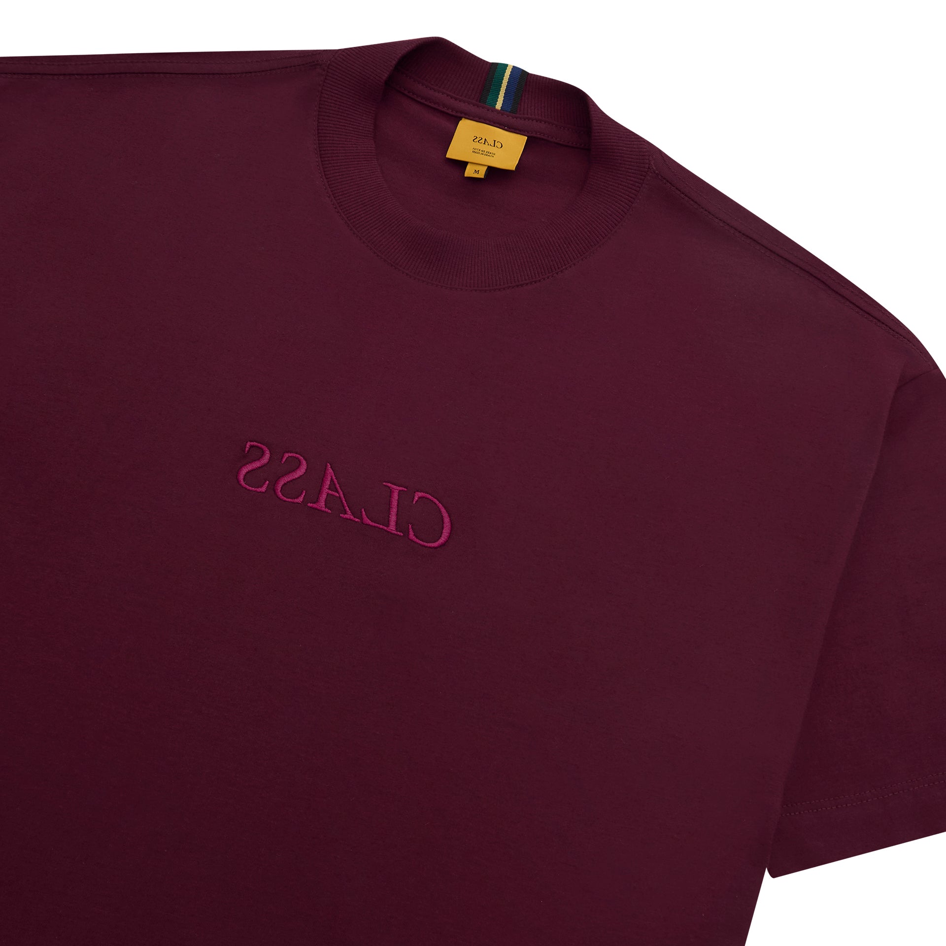 Camiseta burgundy com gola redonda e logo frontal, etiqueta no ombro.