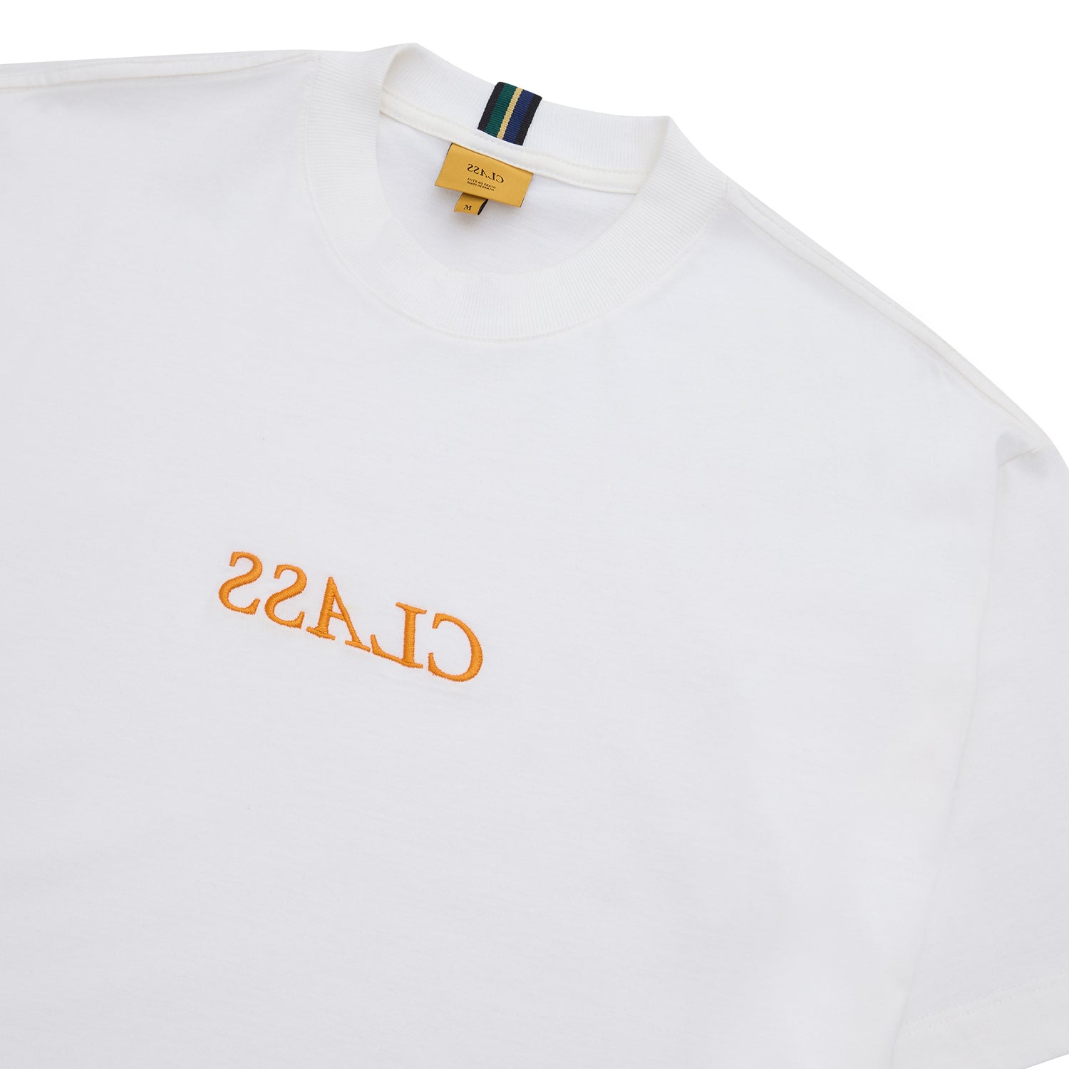 Camiseta off-white com gola careca e estampa dourada CLASS INVERSO