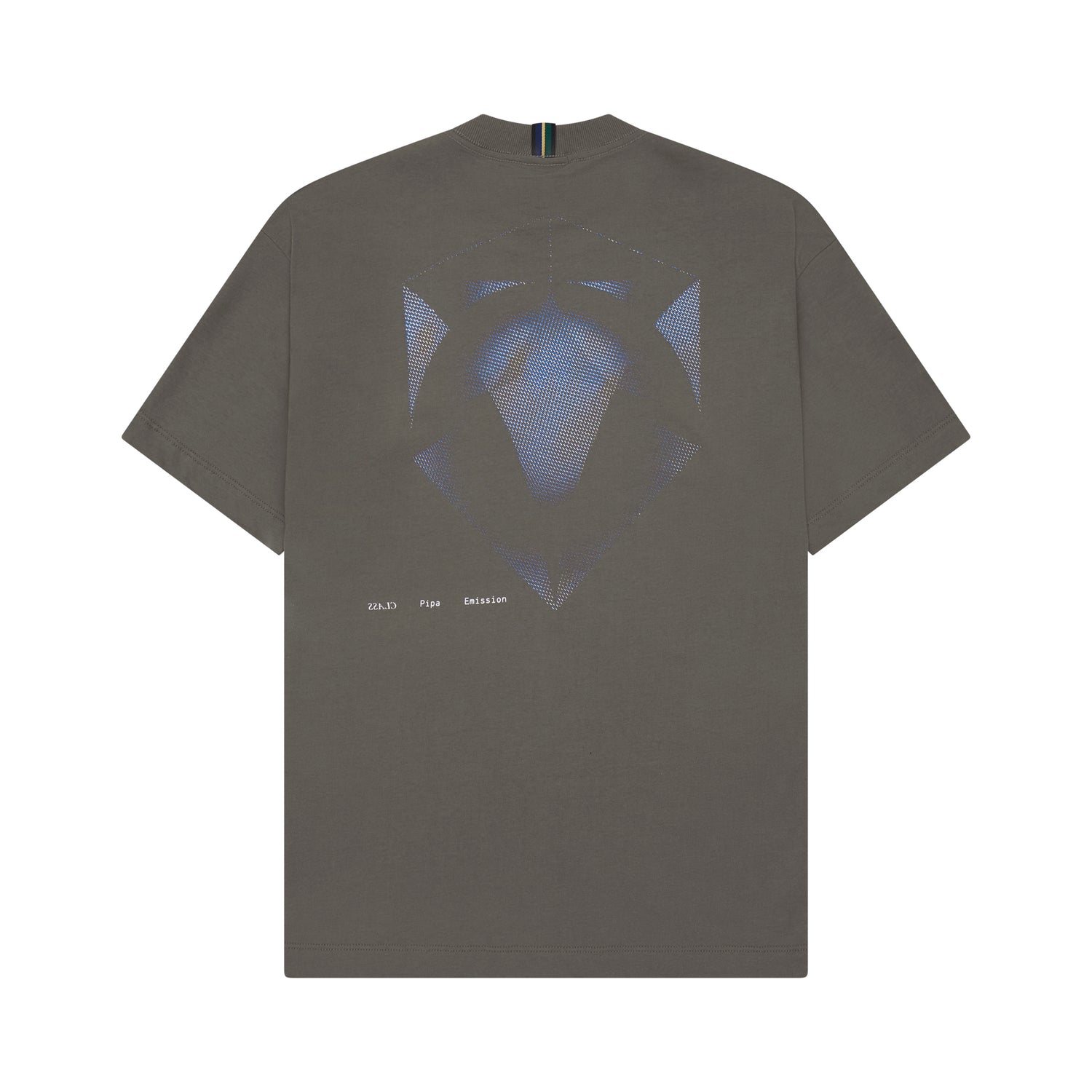 Camiseta marrom-escura com estampa azul geométrica grande nas costas e detalhe no pescoço