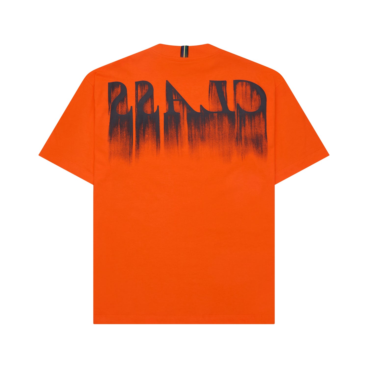Camiseta laranja com estampa escura frontal, gola canelada e barra reta.