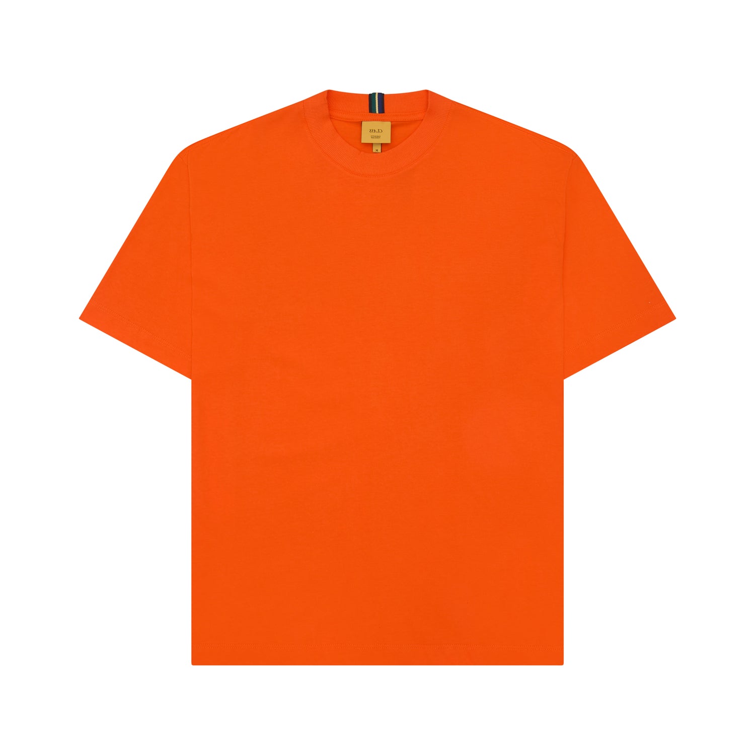 Camiseta laranja lisa com gola canelada e etiqueta na nuca.