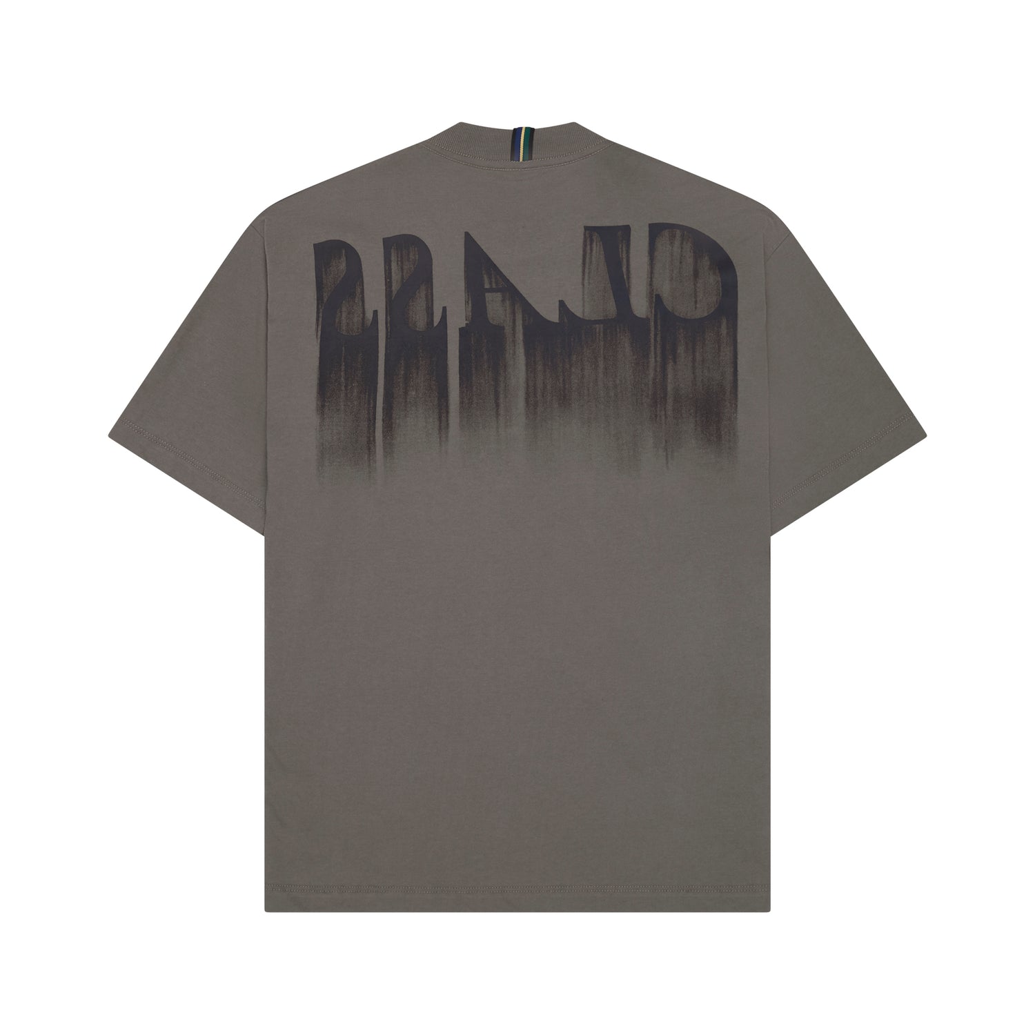 Camiseta cinza escura com estampa frontal abstrata grande e escura