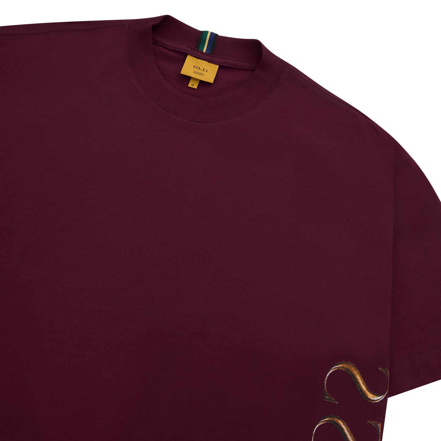 Camiseta burgundy com gola canelada e estampa dourada na lateral