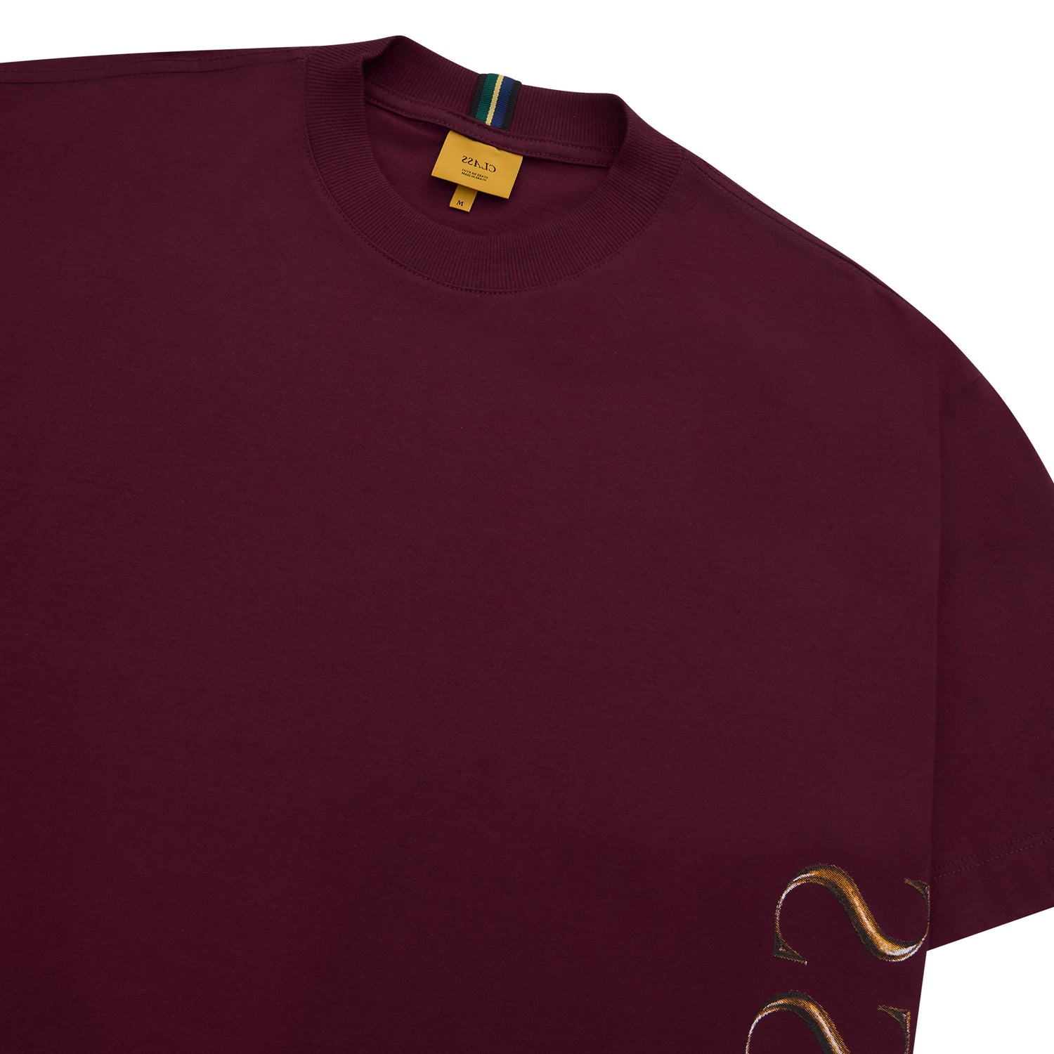 Camiseta burgundy com gola canelada e estampa dourada na lateral