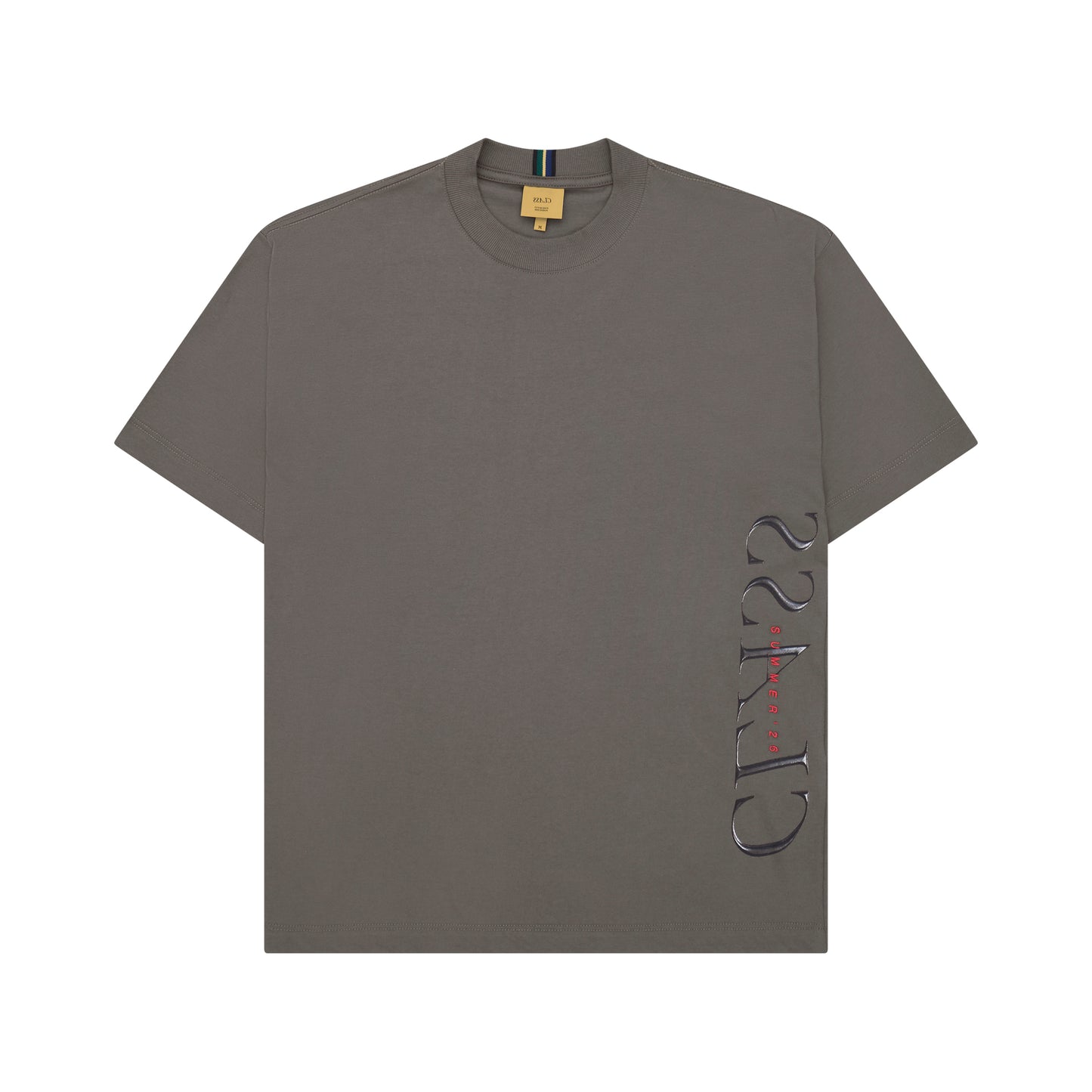 Camiseta cinza escura com estampa vertical prateada e gola careca