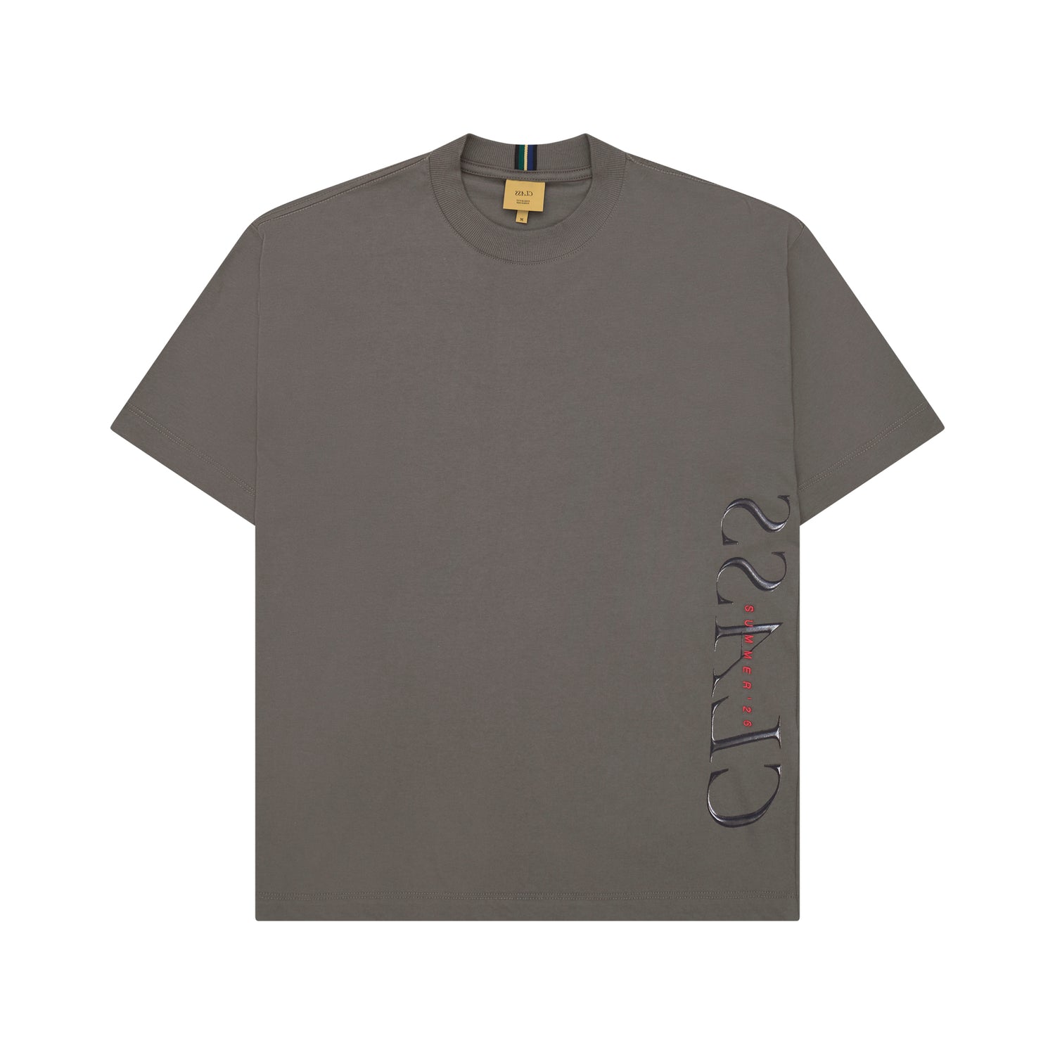 Camiseta cinza escura com estampa vertical prateada e gola careca